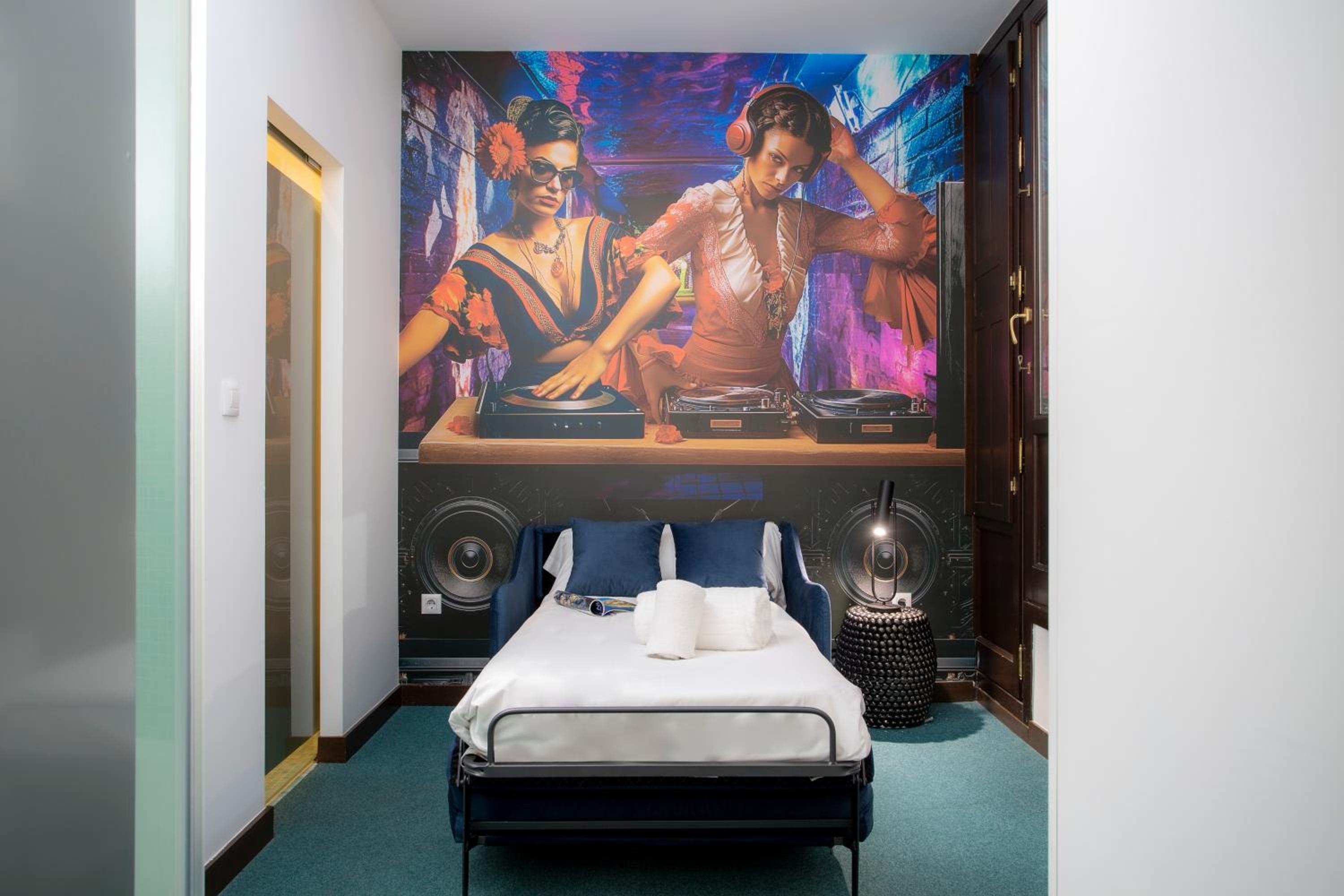 Triple Room with Balcony - Photo 12