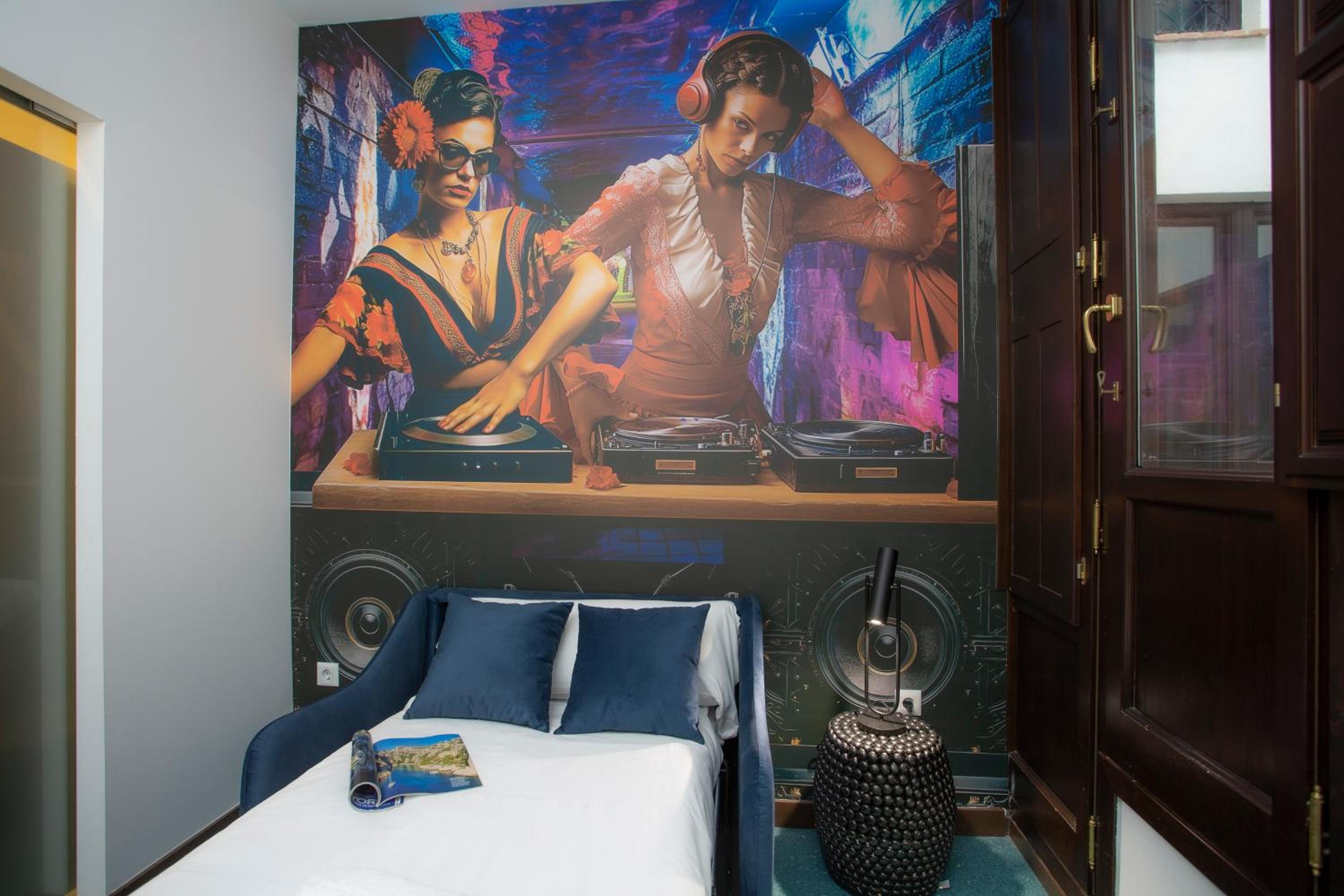 Triple Room with Balcony - Photo 11