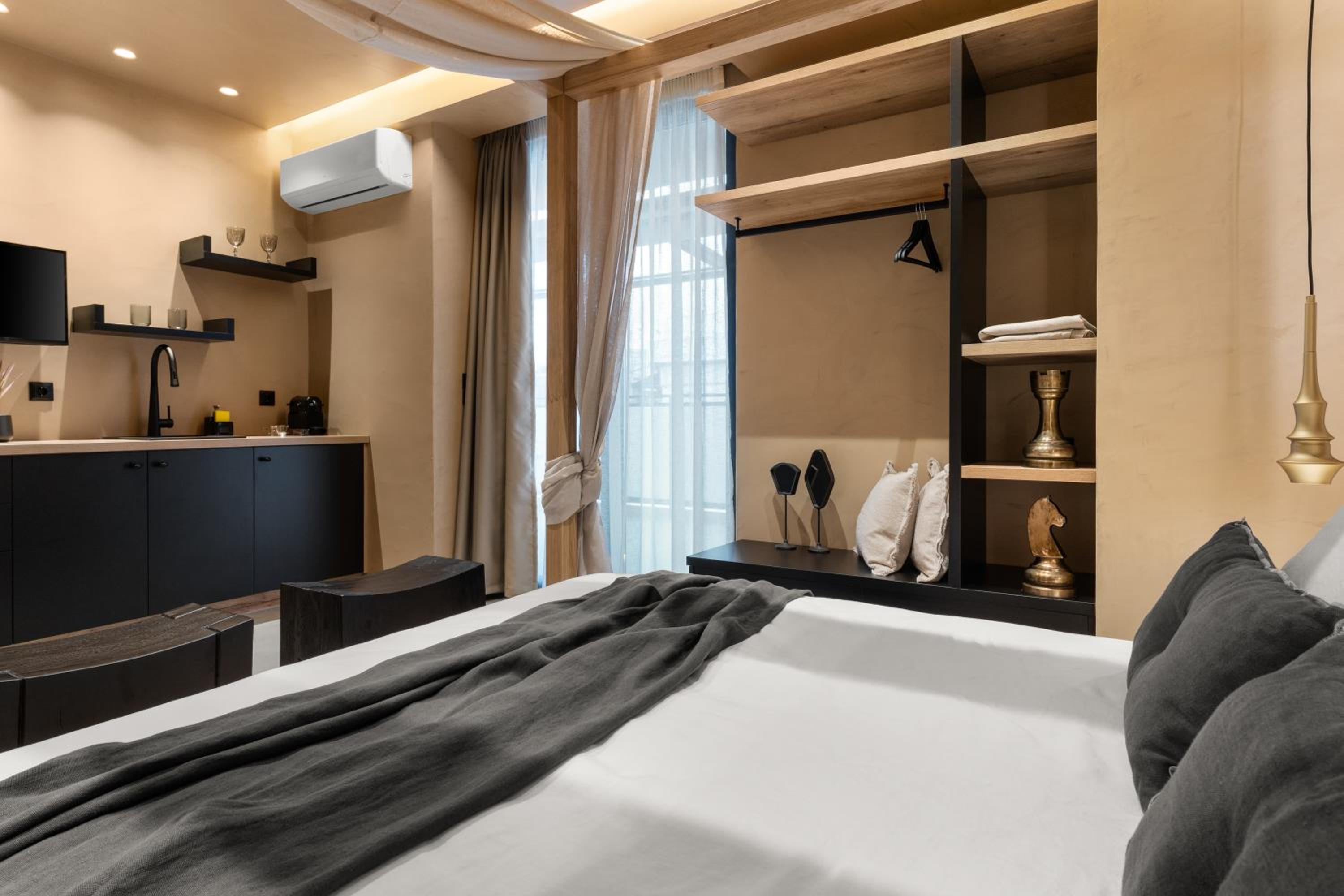 Queen Suite with Spa Bath photo 3