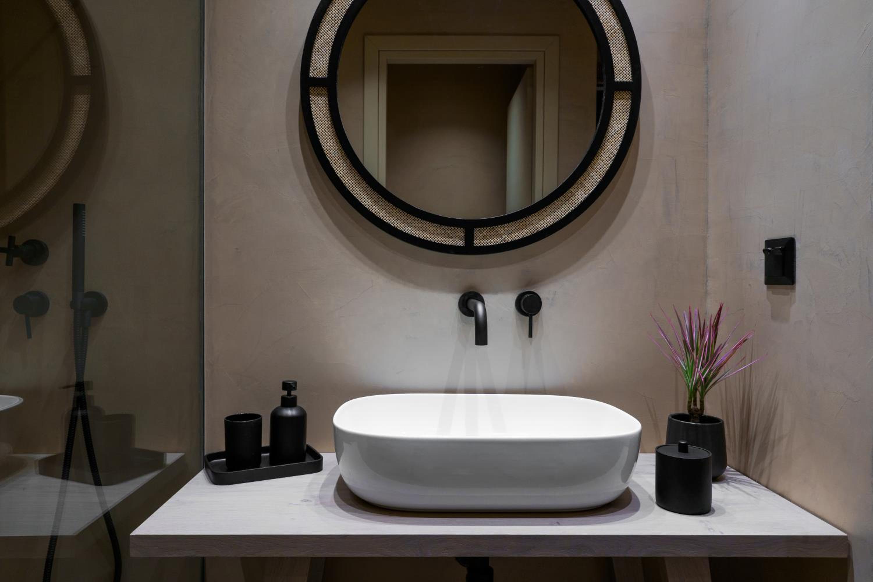 Queen Suite with Spa Bath photo 2