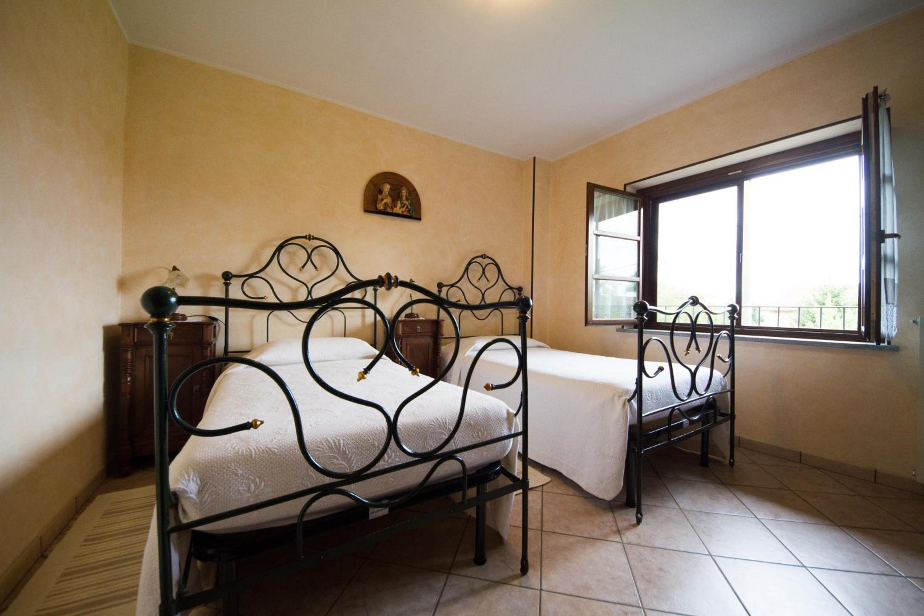 Twin Room - Photo 3