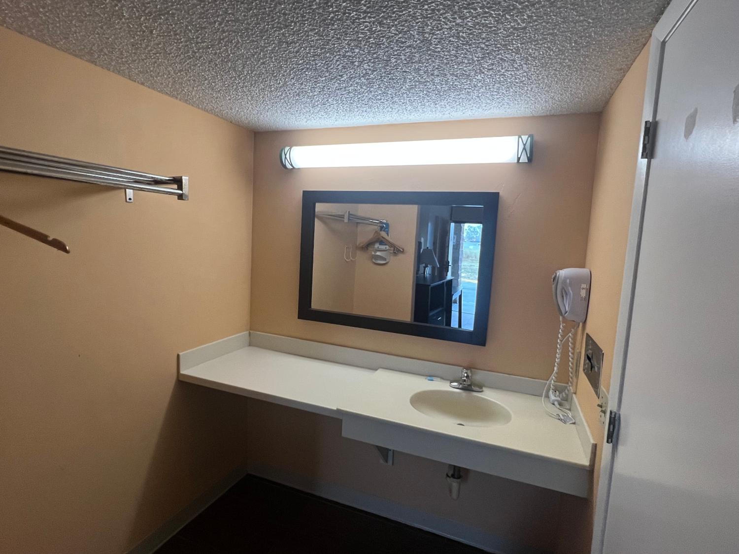 King Room - Non Smoking/Ground floor/Exterior Hall/Pet Friendly - Photo 1