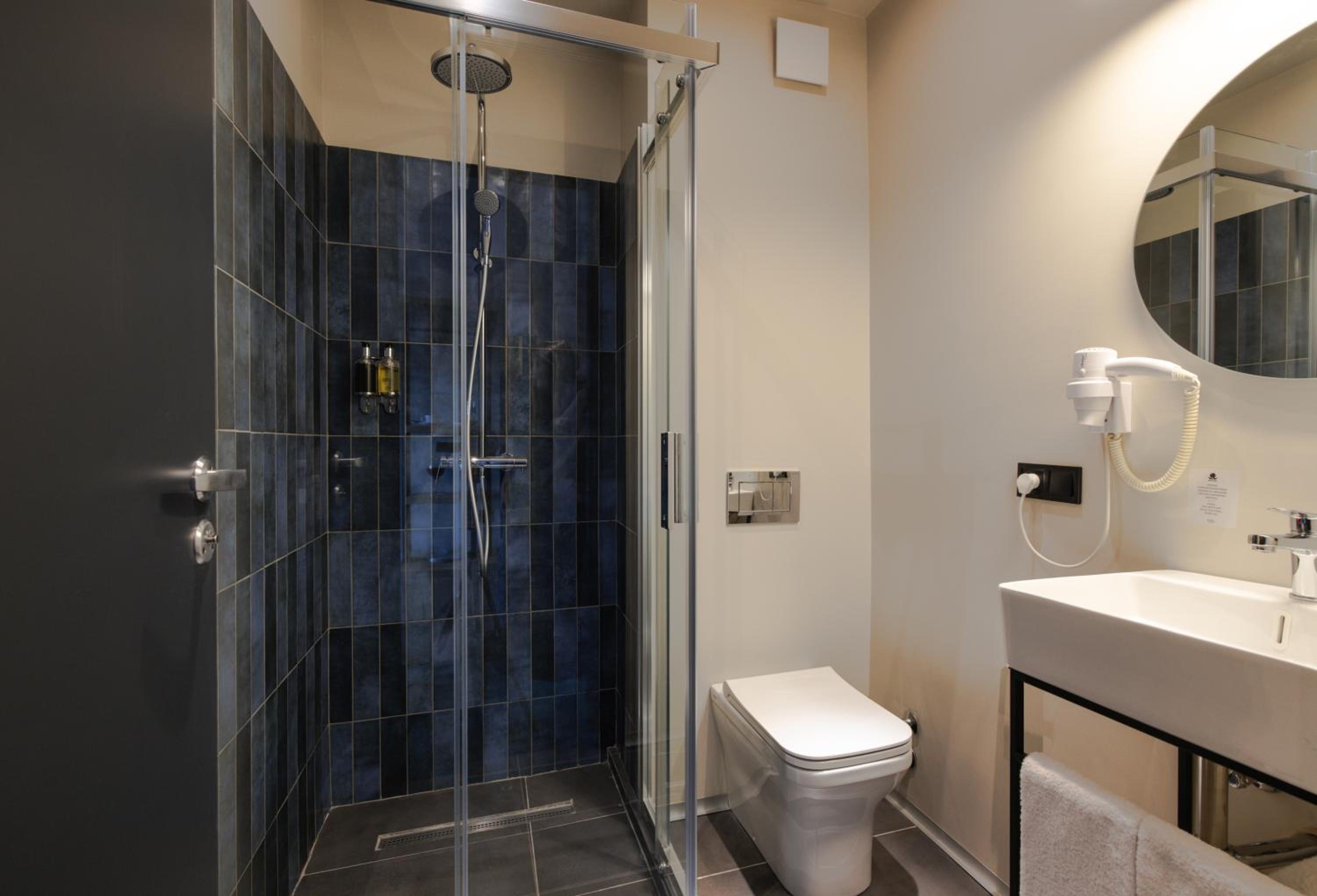 Standard Double or Twin Room - Photo 13