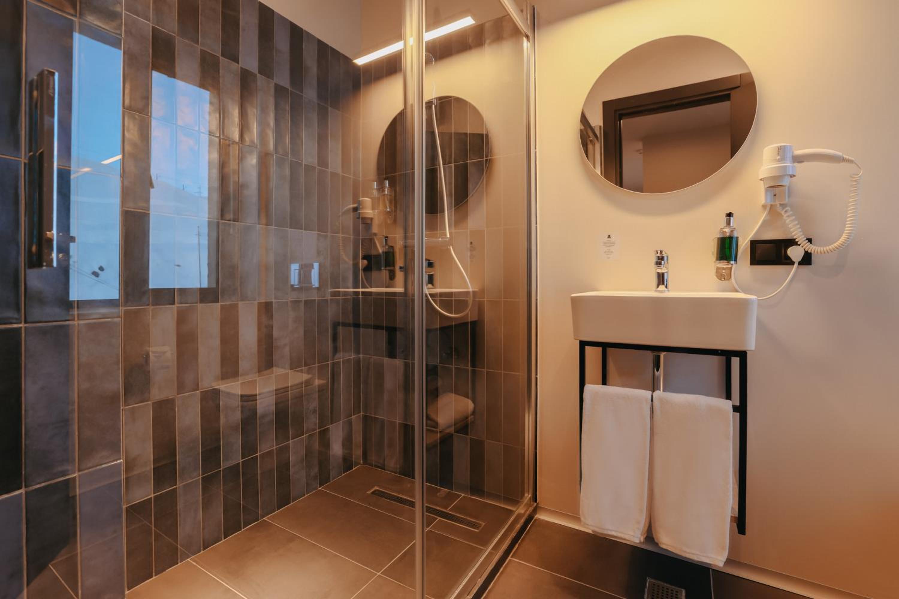 Standard Double or Twin Room - Photo 9