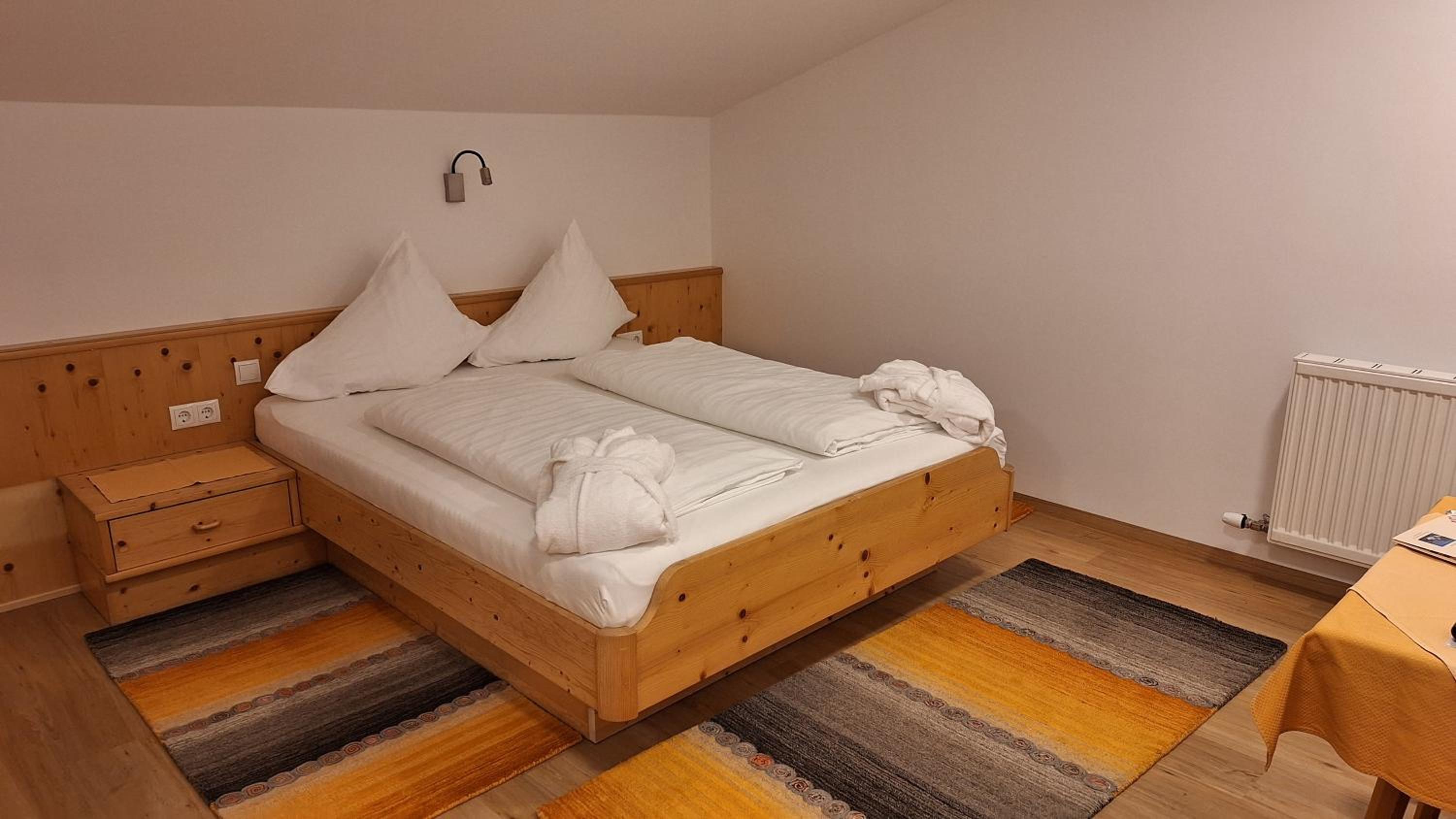 Queen Room photo 1