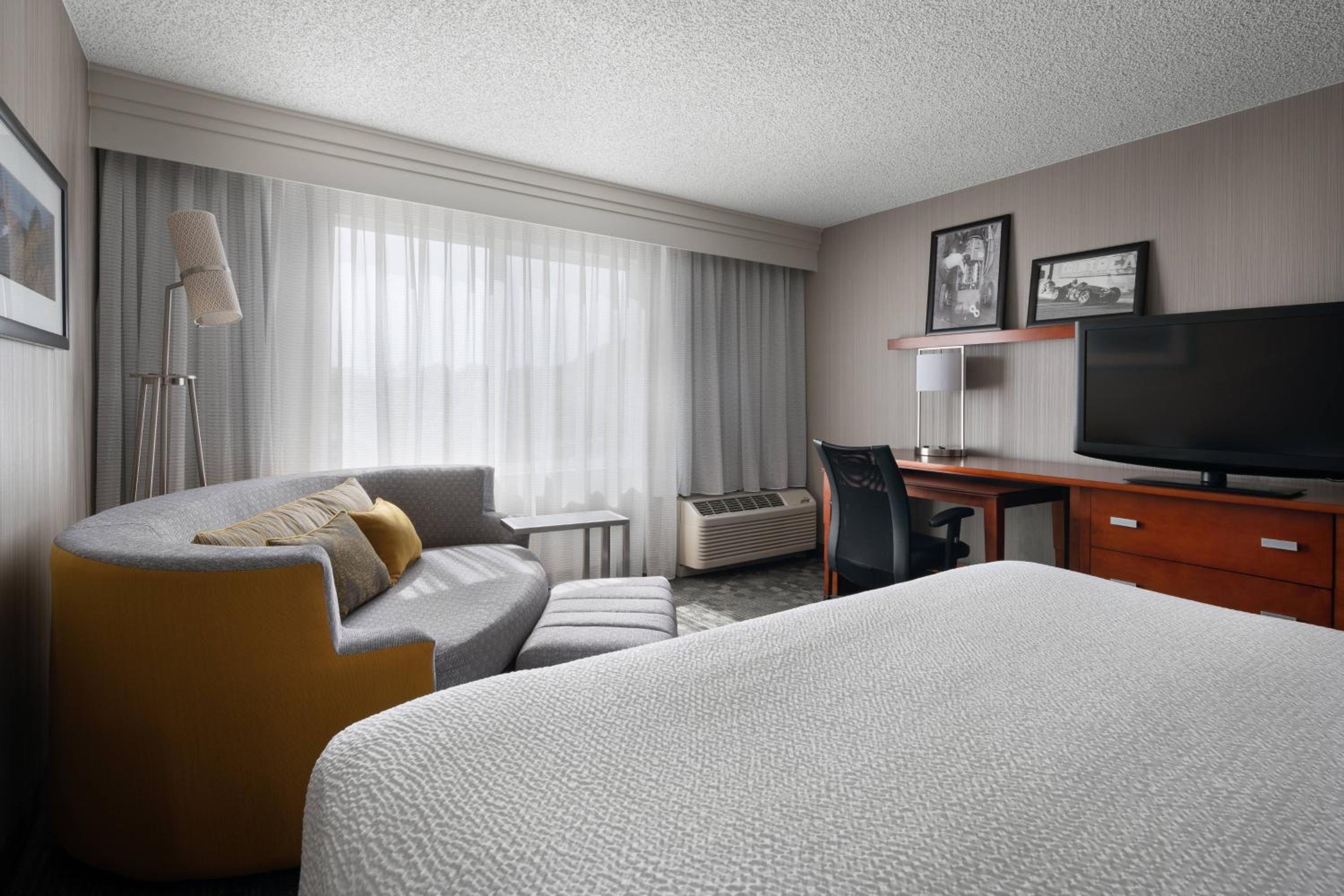 King Room with Sofa Bed - Photo 1