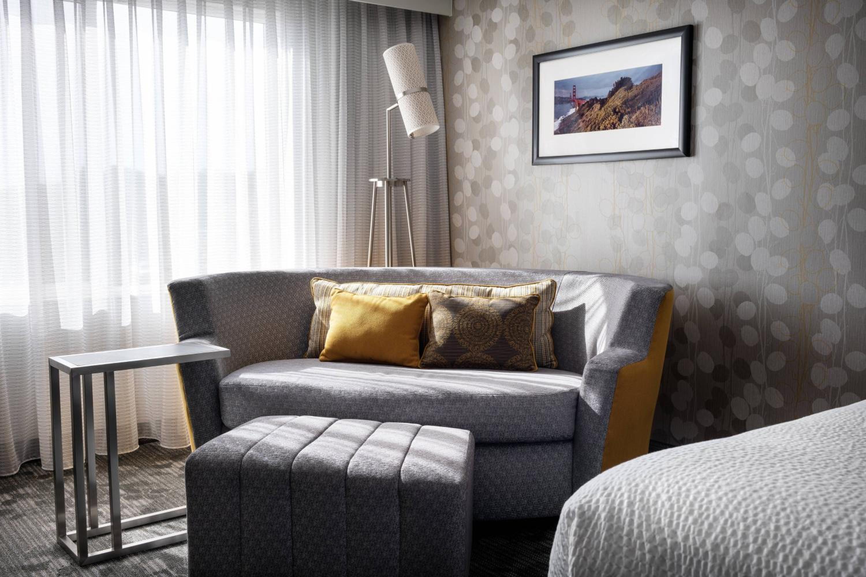 King Room with Sofa Bed - Photo 4