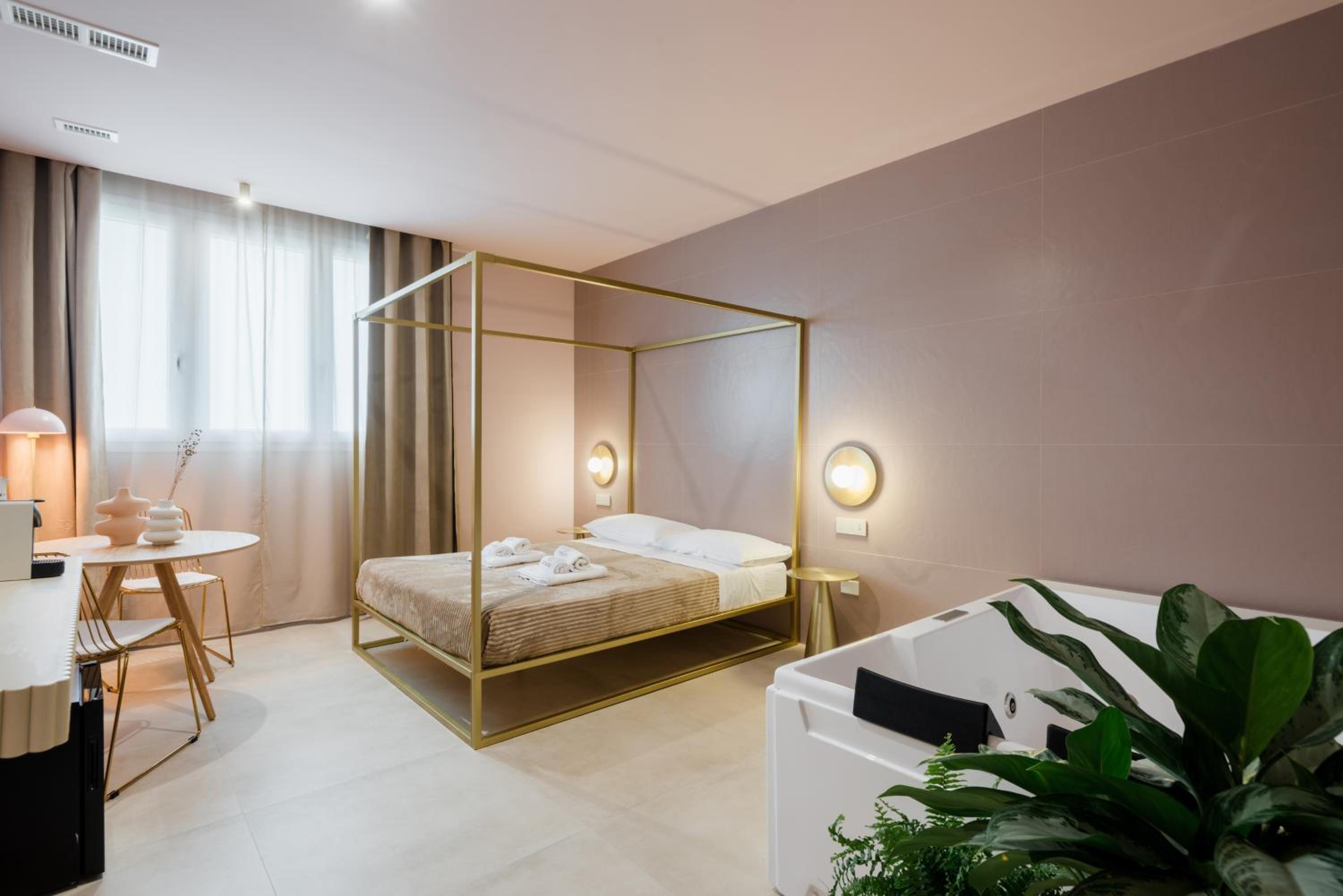Deluxe Suite with Spa Bath