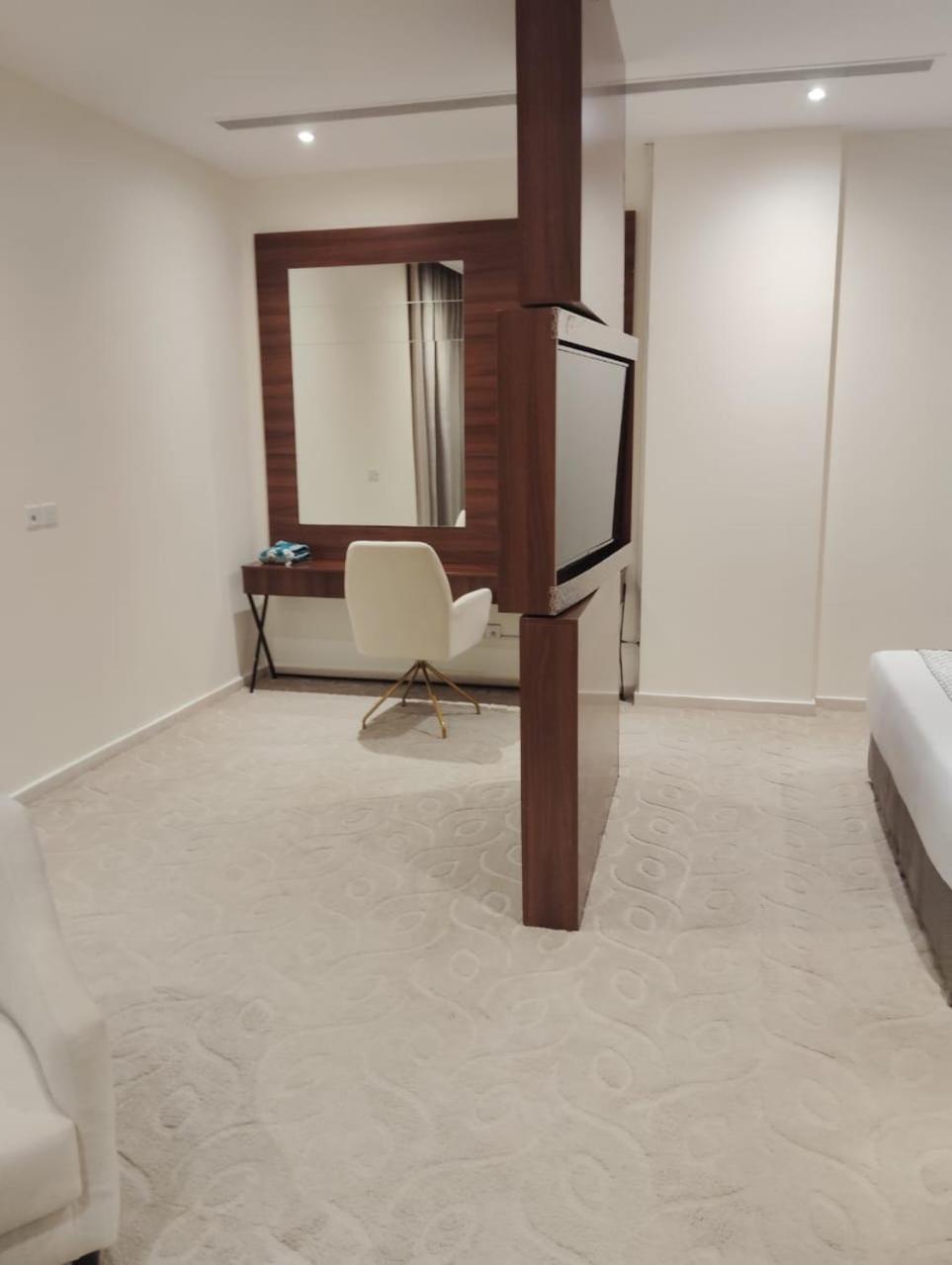 Executive Suite - Photo 11
