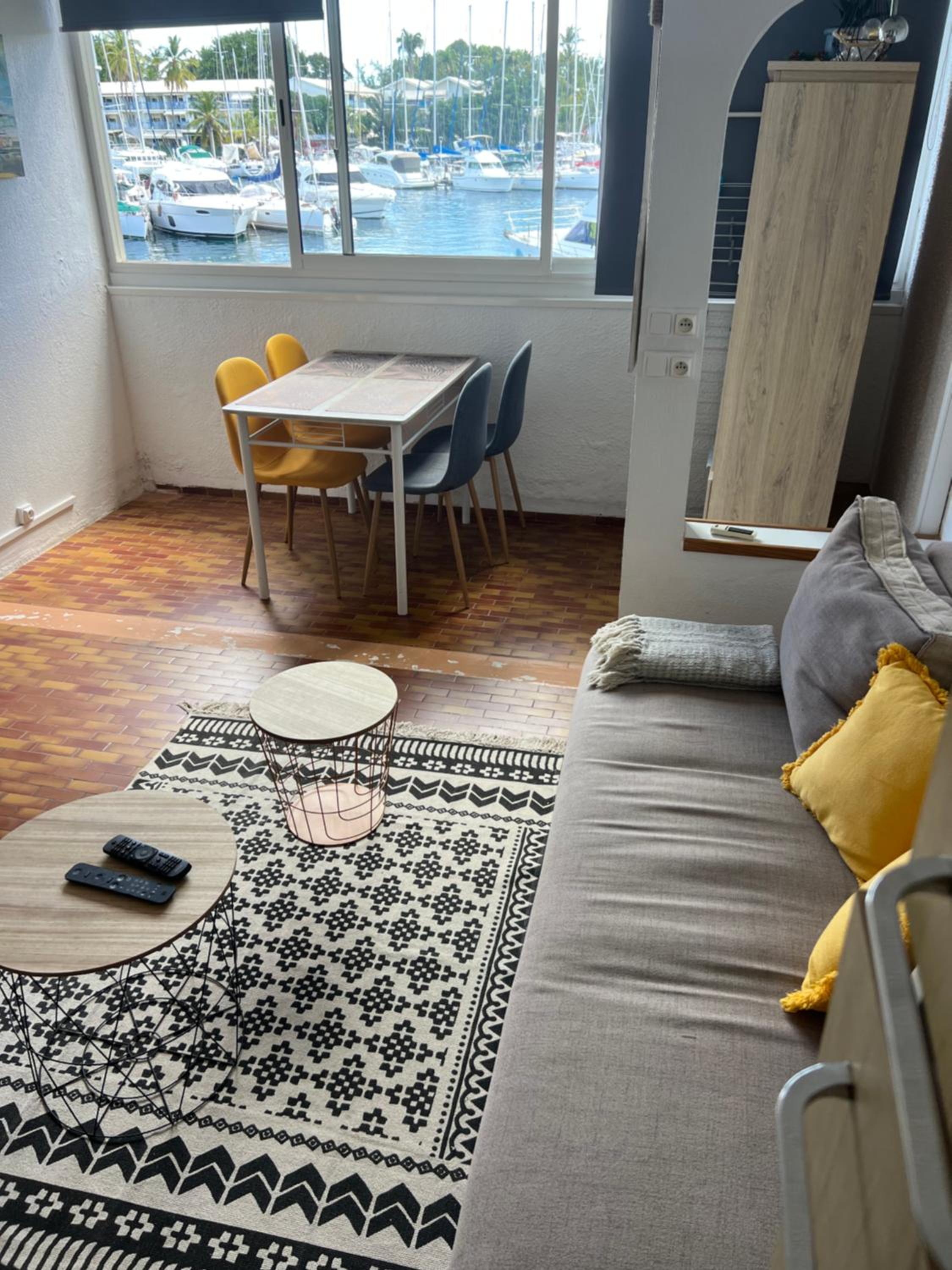 One-Bedroom Apartment photo 1