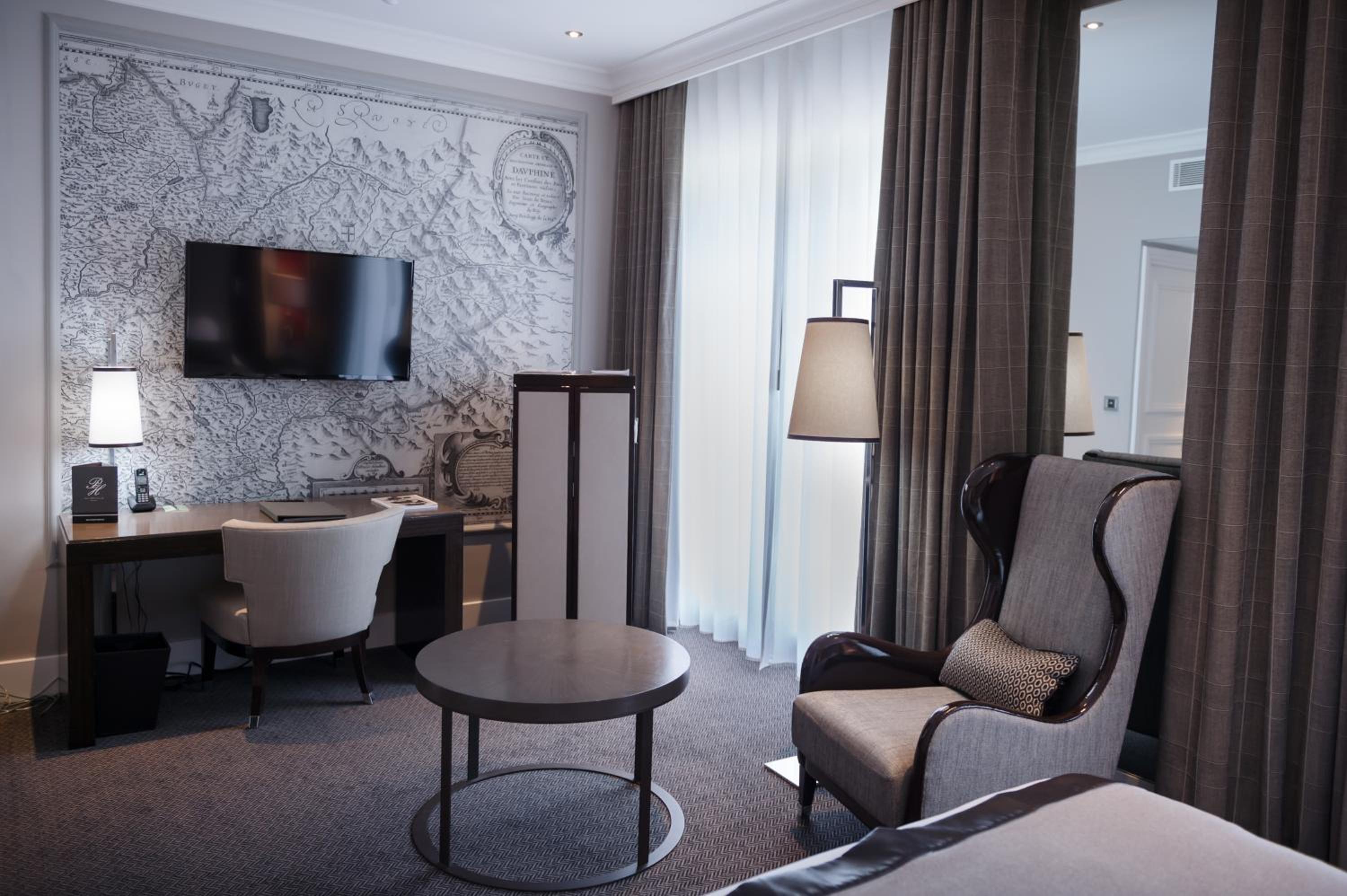 Deluxe City View Room with Queen Bed - Photo 7