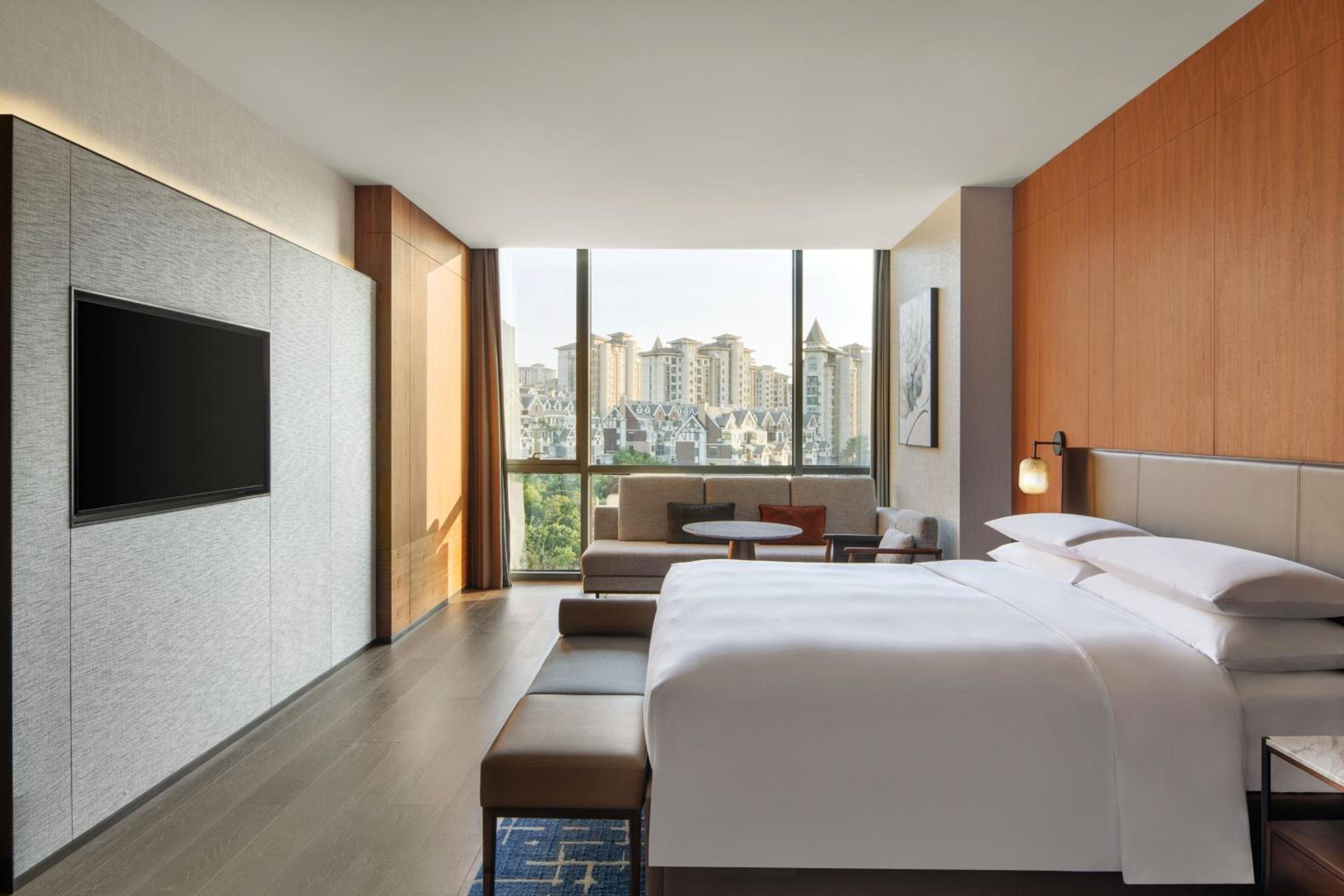 Executive King Suite with Garden View and Club Lounge Access photo 3