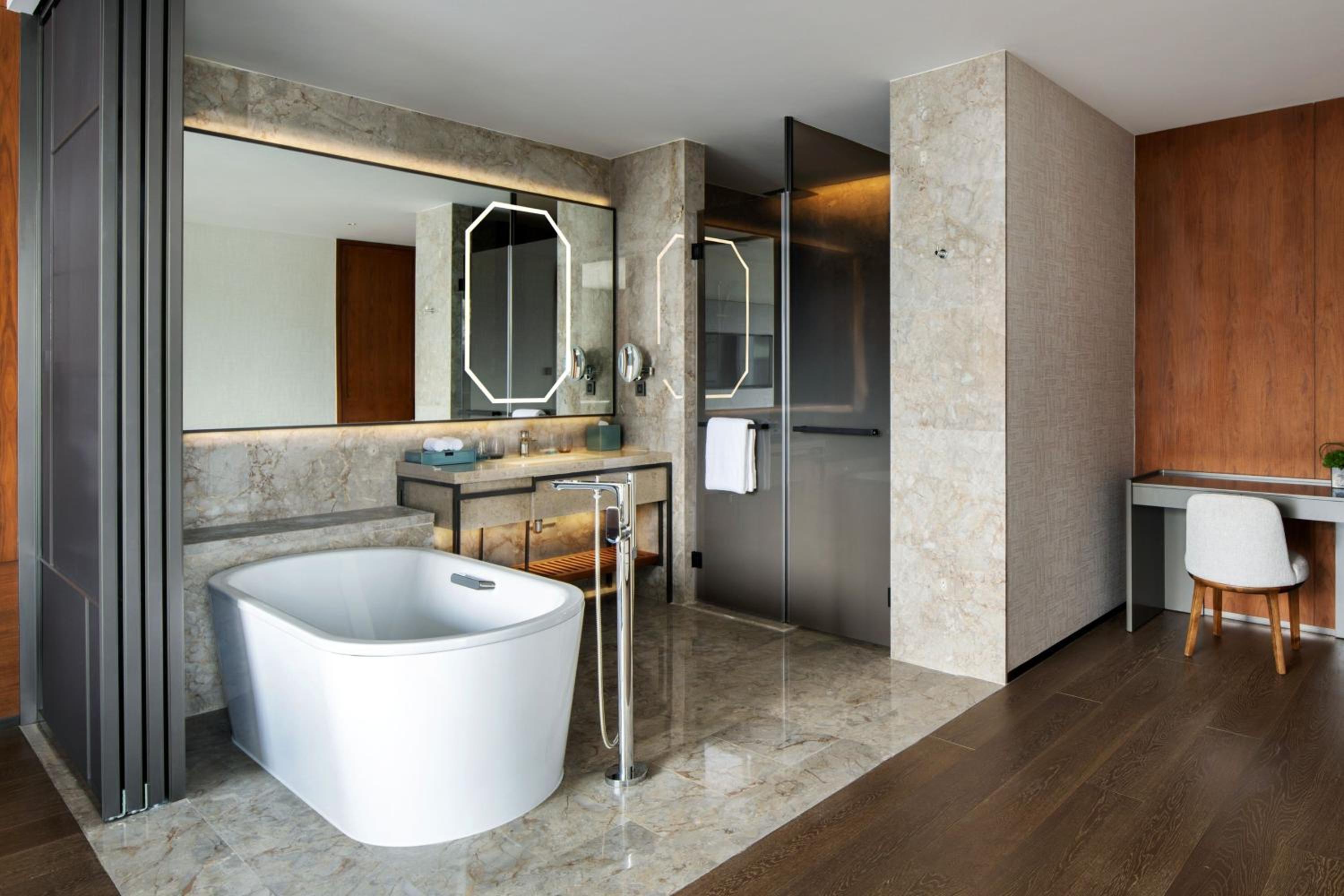Panorma King Suite with Club Lounge Access photo 2