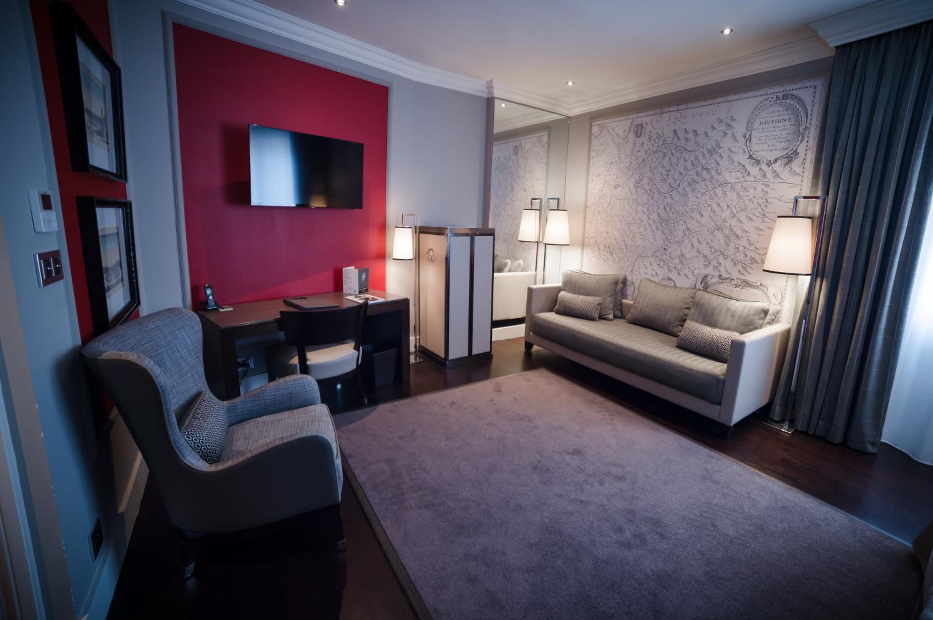 Deluxe City View Room with Queen Bed - Photo 6