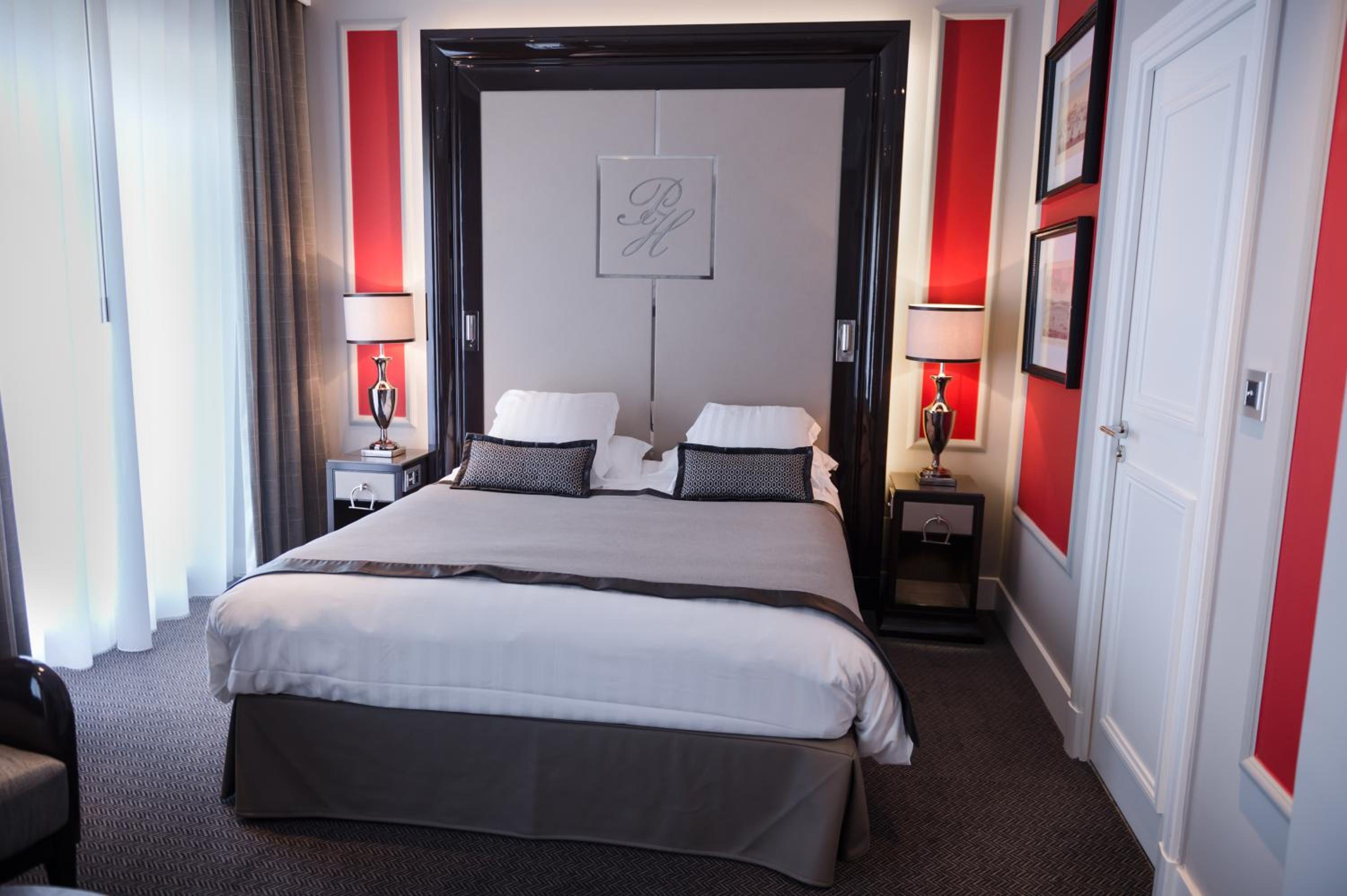 Deluxe City View Room with Queen Bed - Photo 1