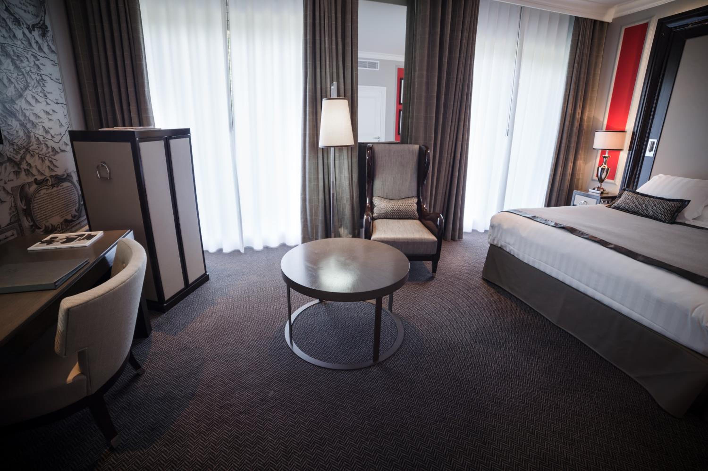 Deluxe City View Room with Queen Bed - Photo 8