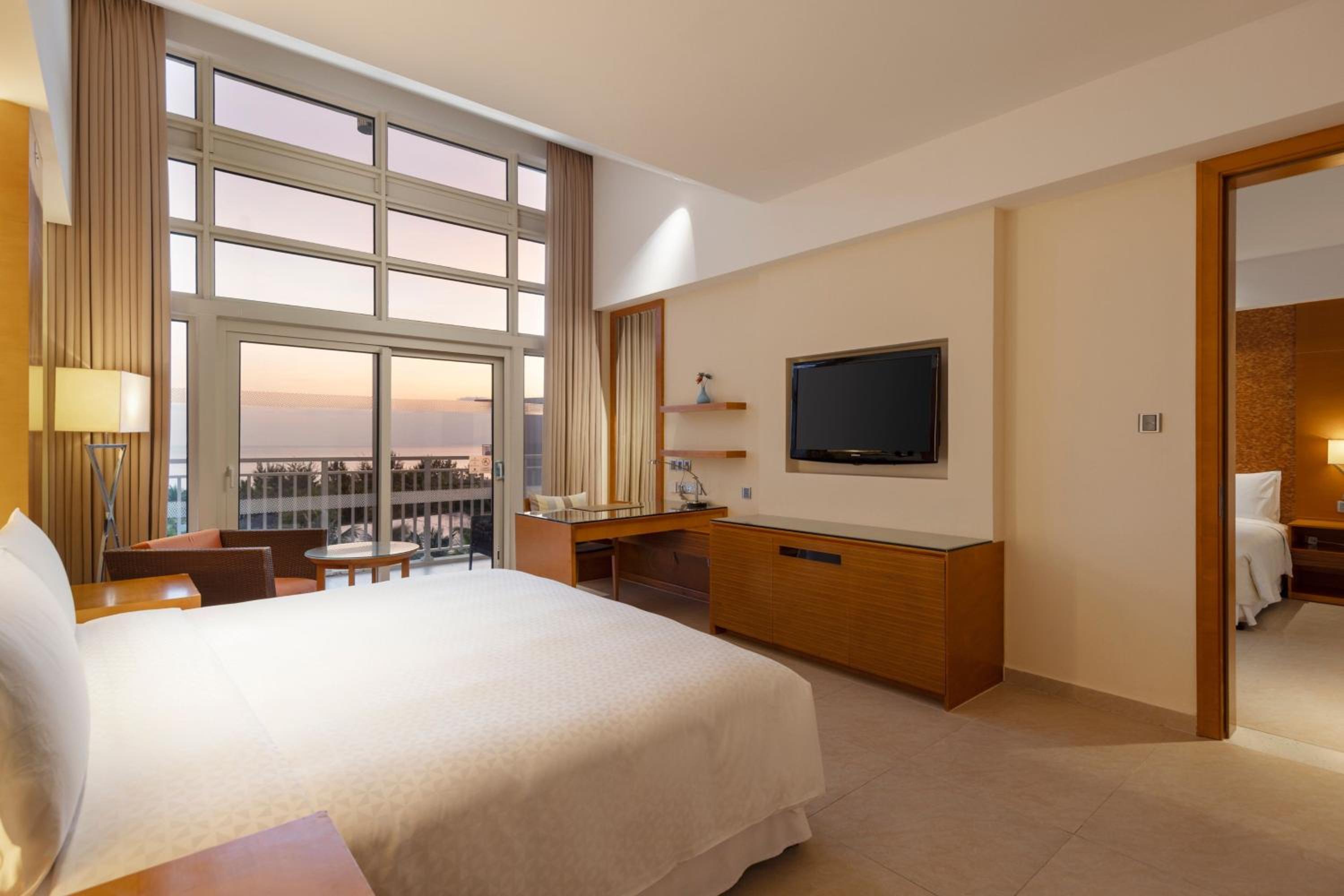 1 Bedroom 2 room Suite, 1 King, Balcony