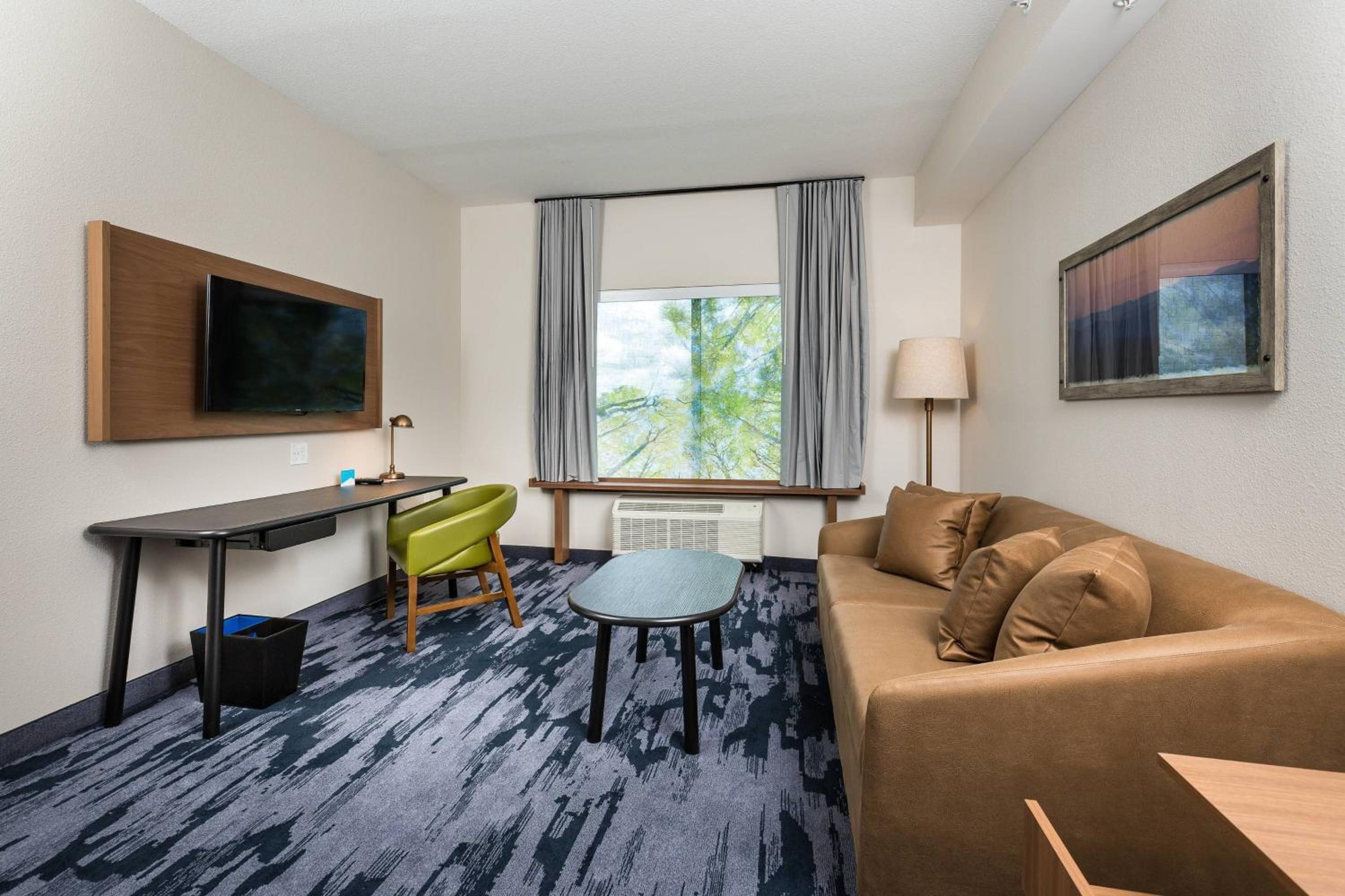 Queen Suite with Two Queen Beds and Sofa Bed - Hearing Accessible photo 3