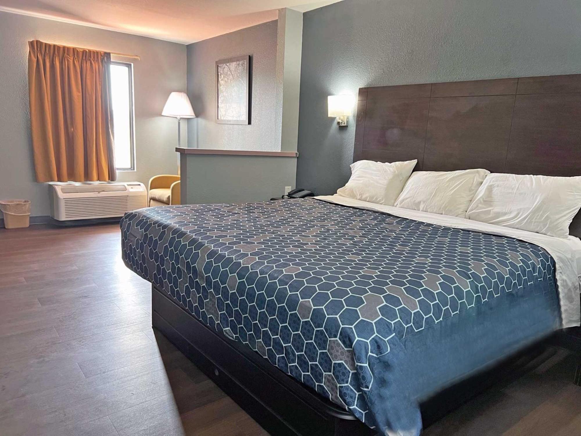 Deluxe King Room - Photo 4