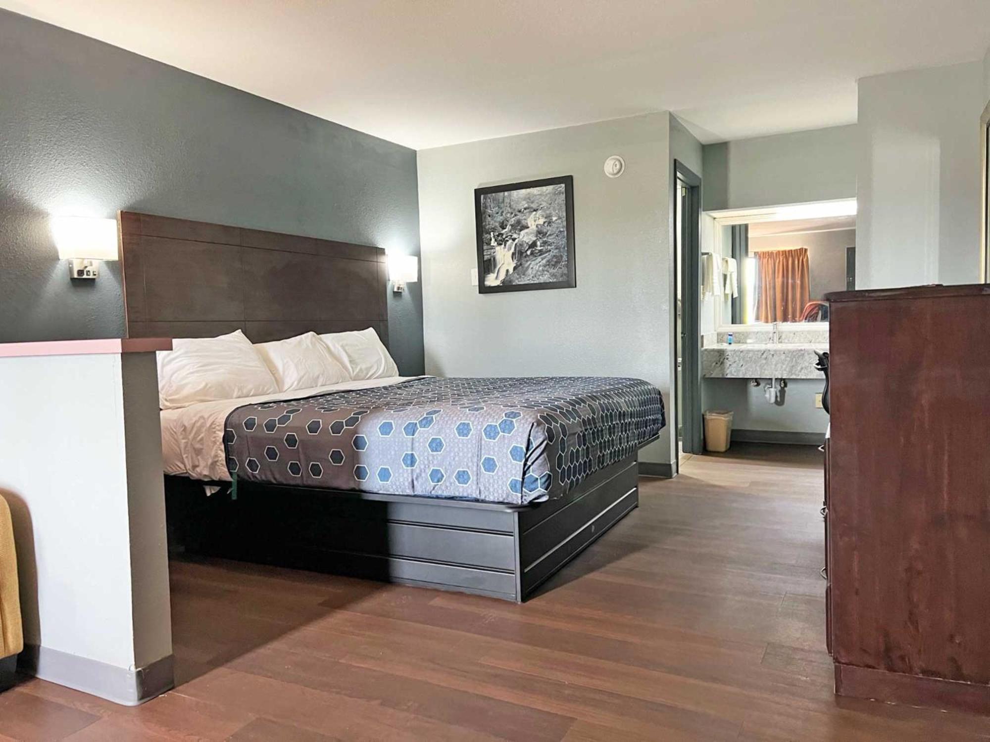 Deluxe King Room - Photo 3