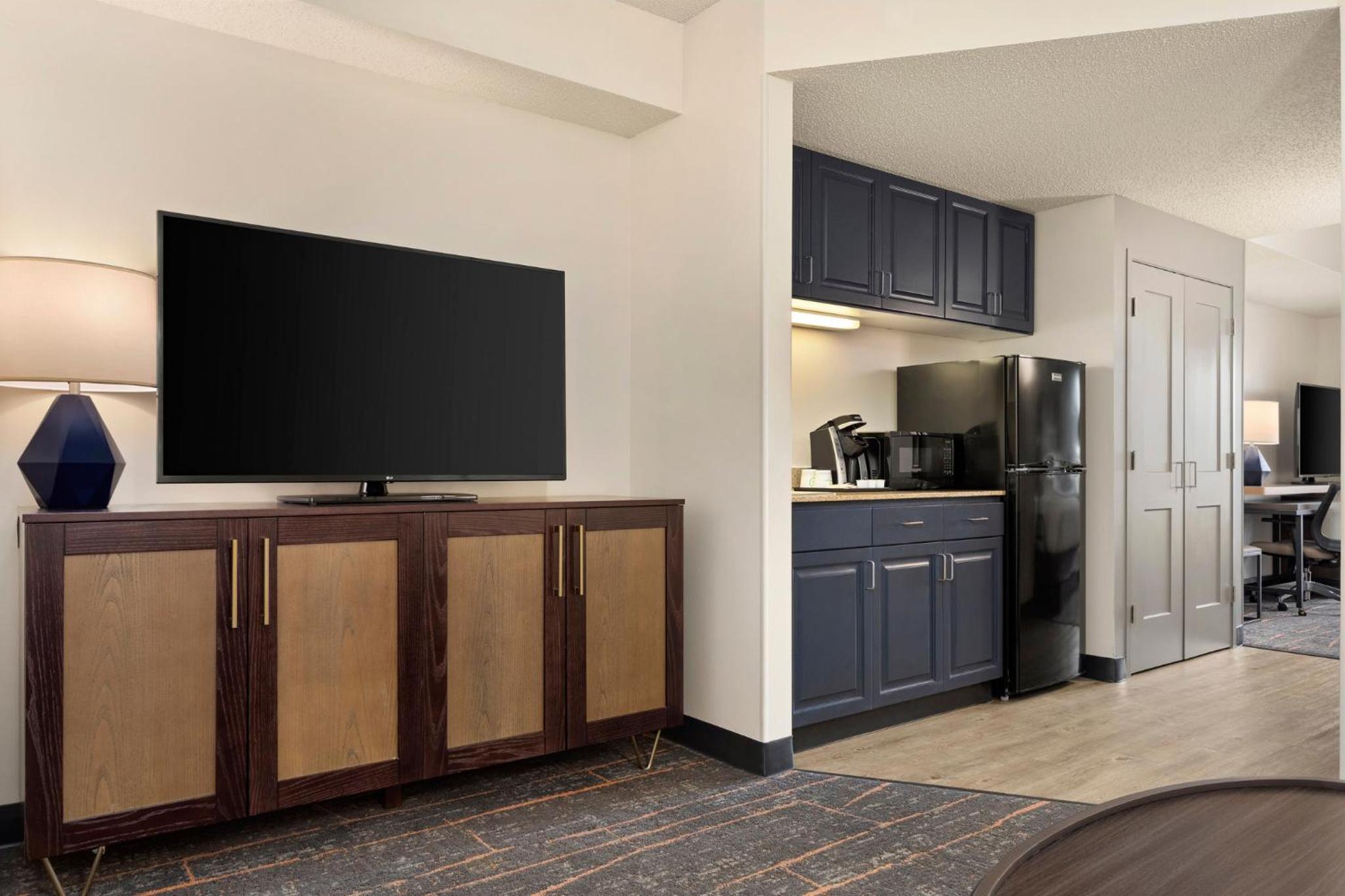 Queen Suite with Two Queen Beds - Photo 6