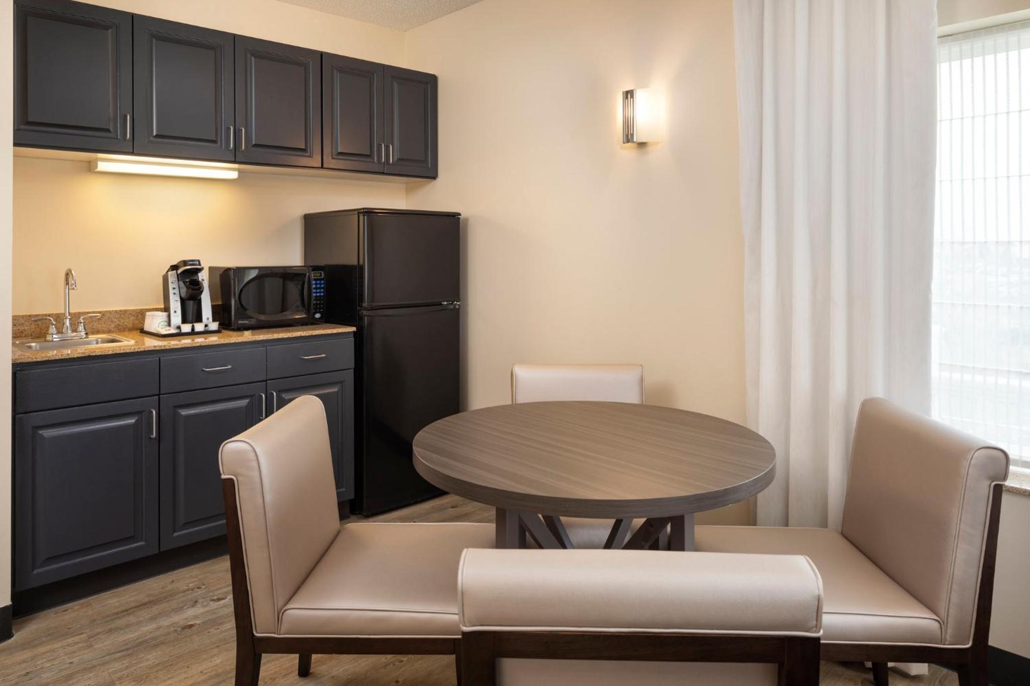 One-Bedroom Suite - Photo 4