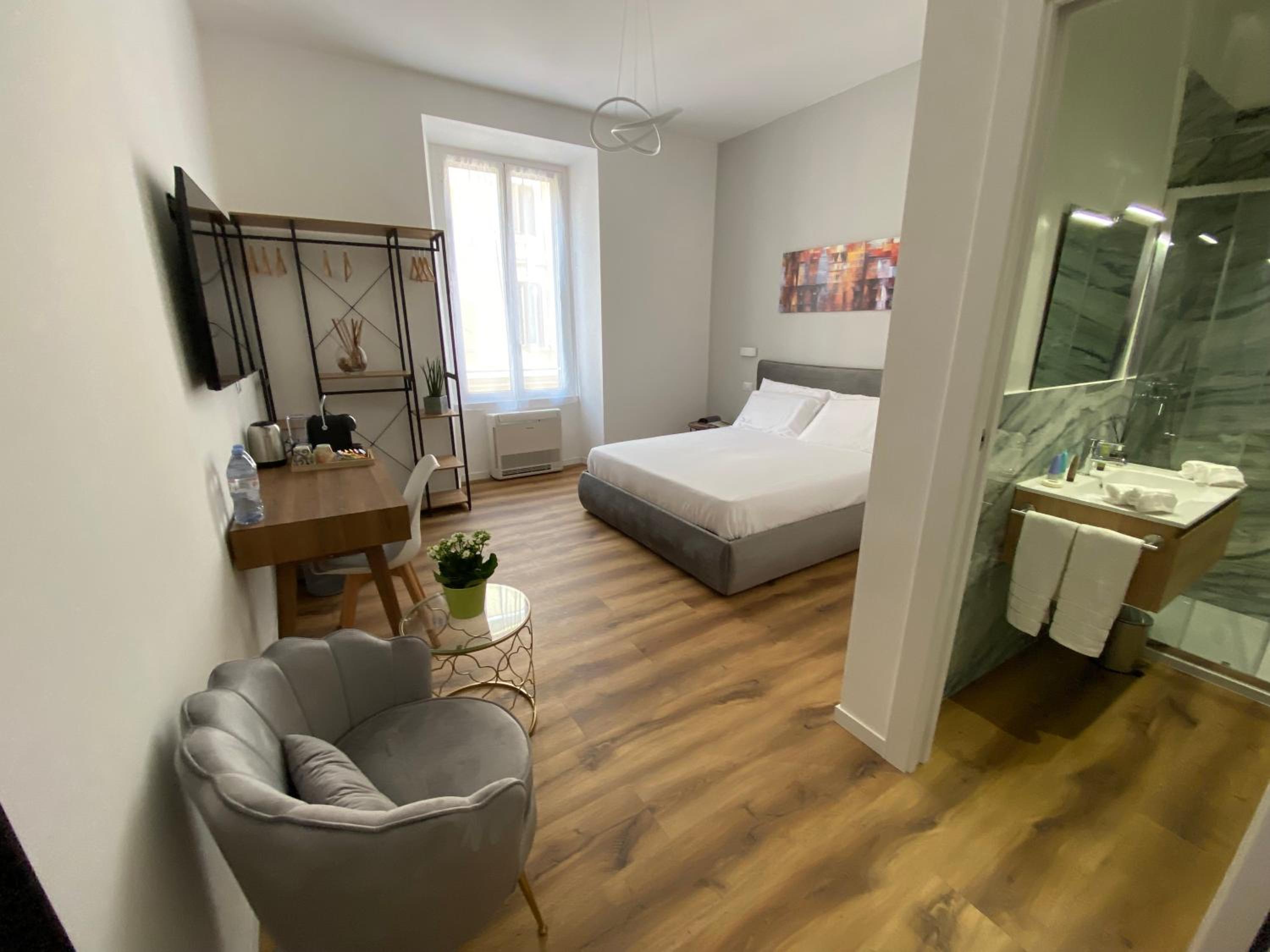Standard King Room photo 3