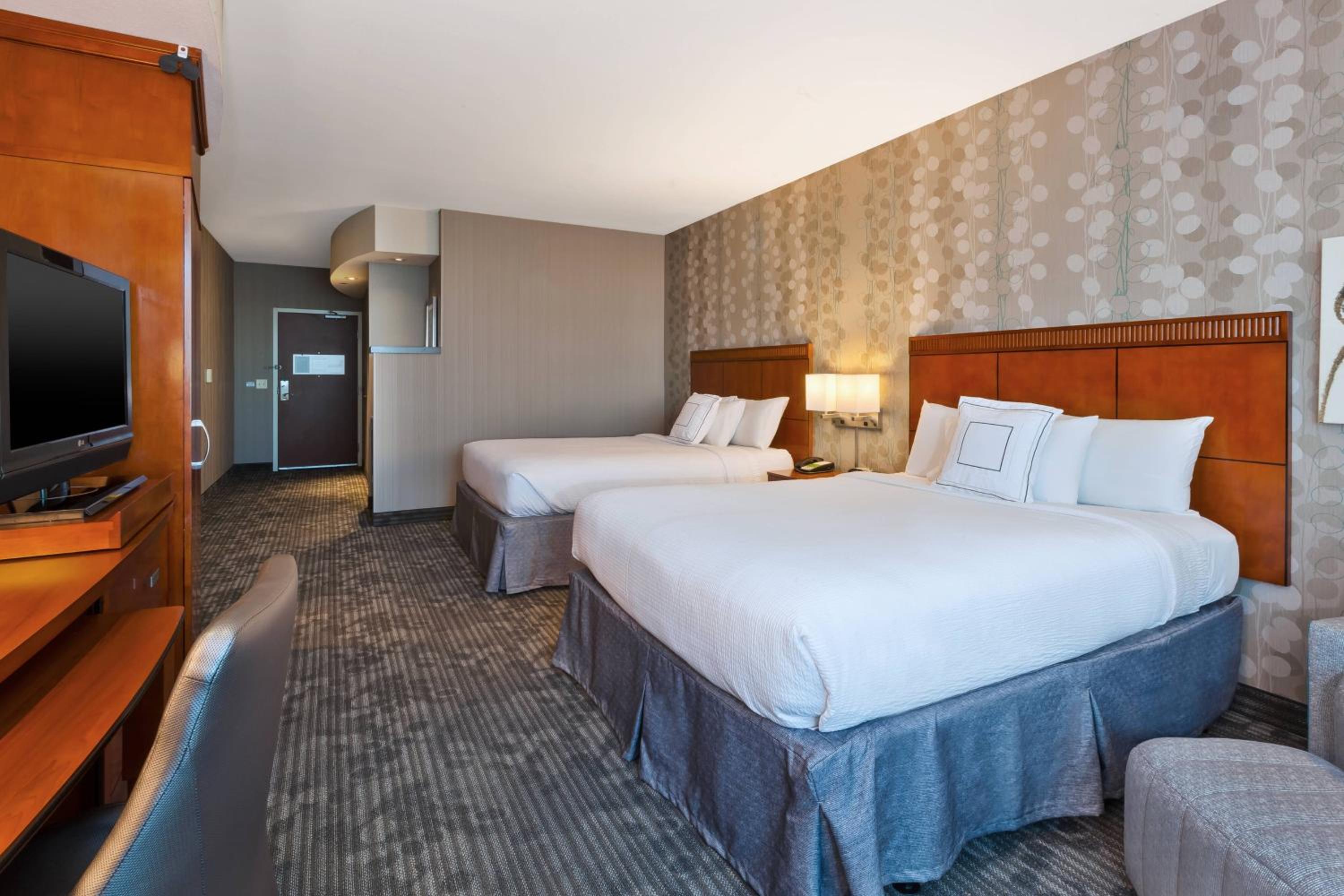 Queen Room with Two Queen Beds and Adapted Tub - Mobility and Hearing Accessible - Photo 2