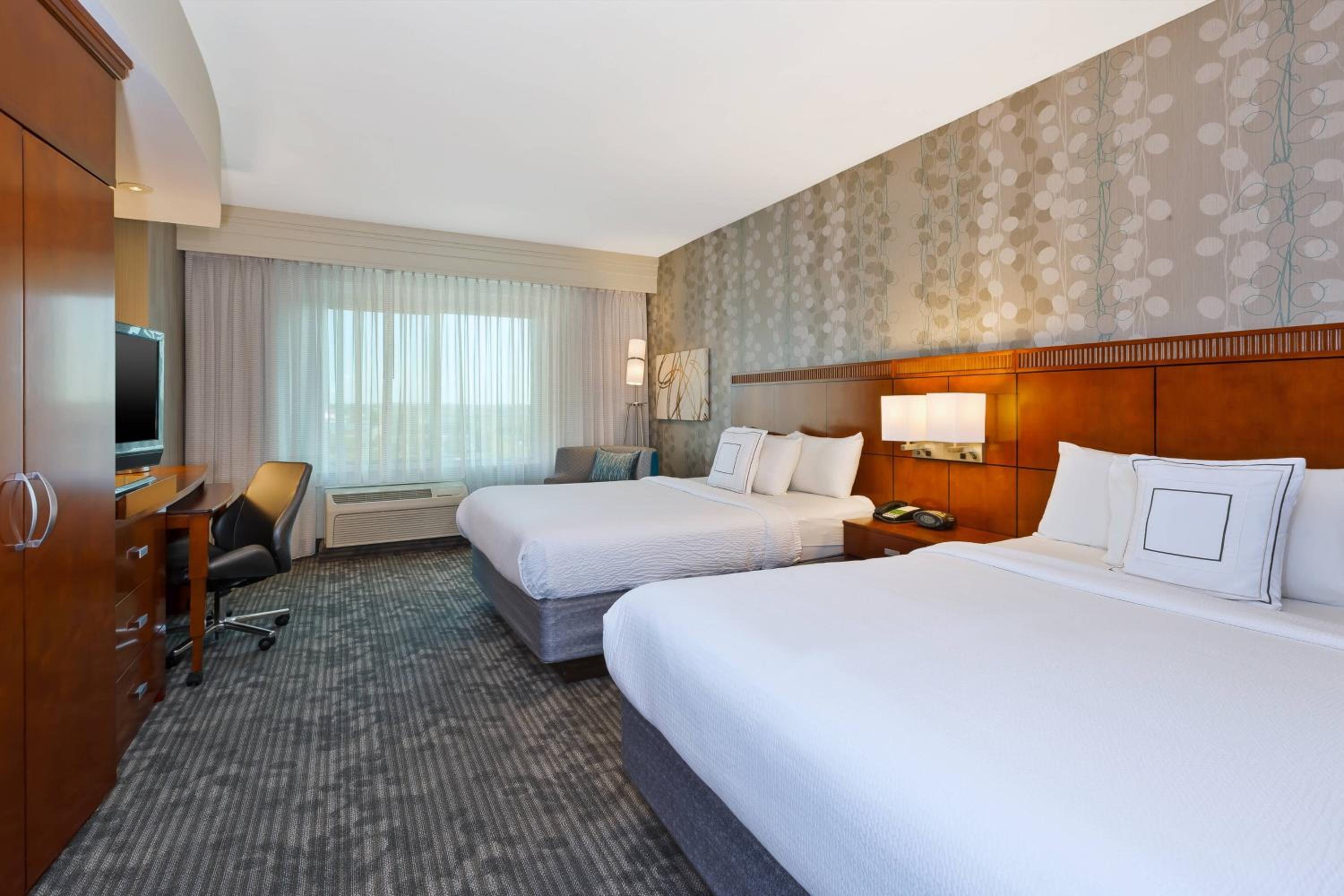 Queen Room with Two Queen Beds - Photo 3
