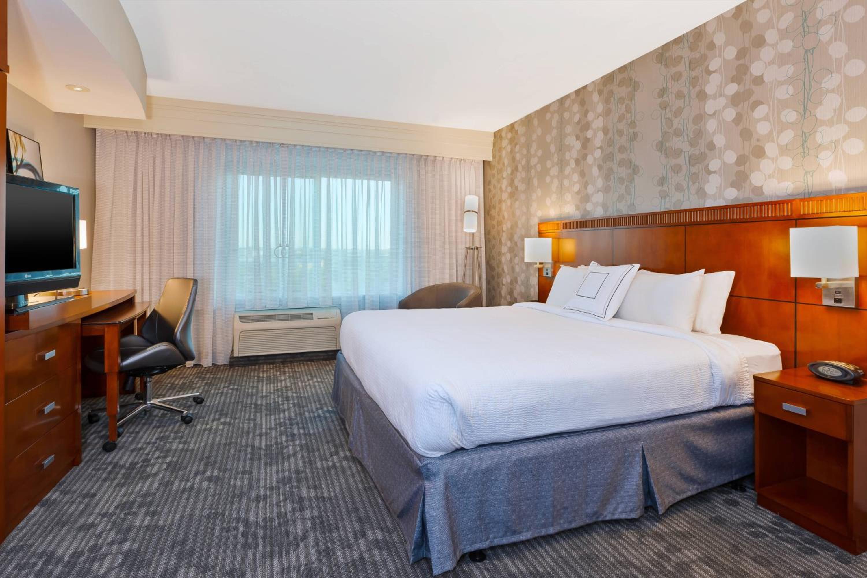 King Room with Sofa Bed - Photo 2