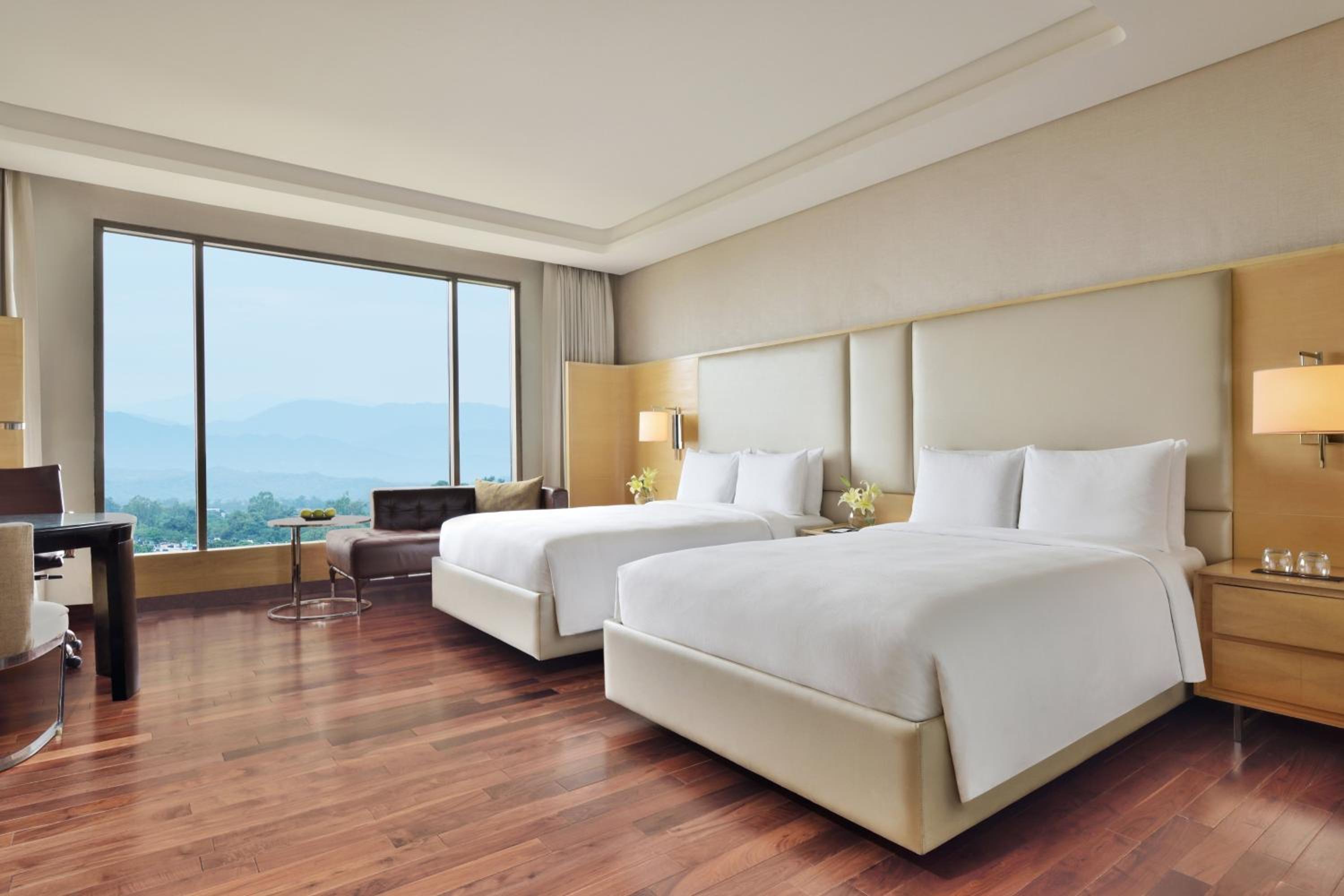 Executive Twin Room with complimentary Breakfast & Club access with unlimited IMFL Beverages 5PM to 7PM. INR 2,000 Credit on select hotel services - Photo 1