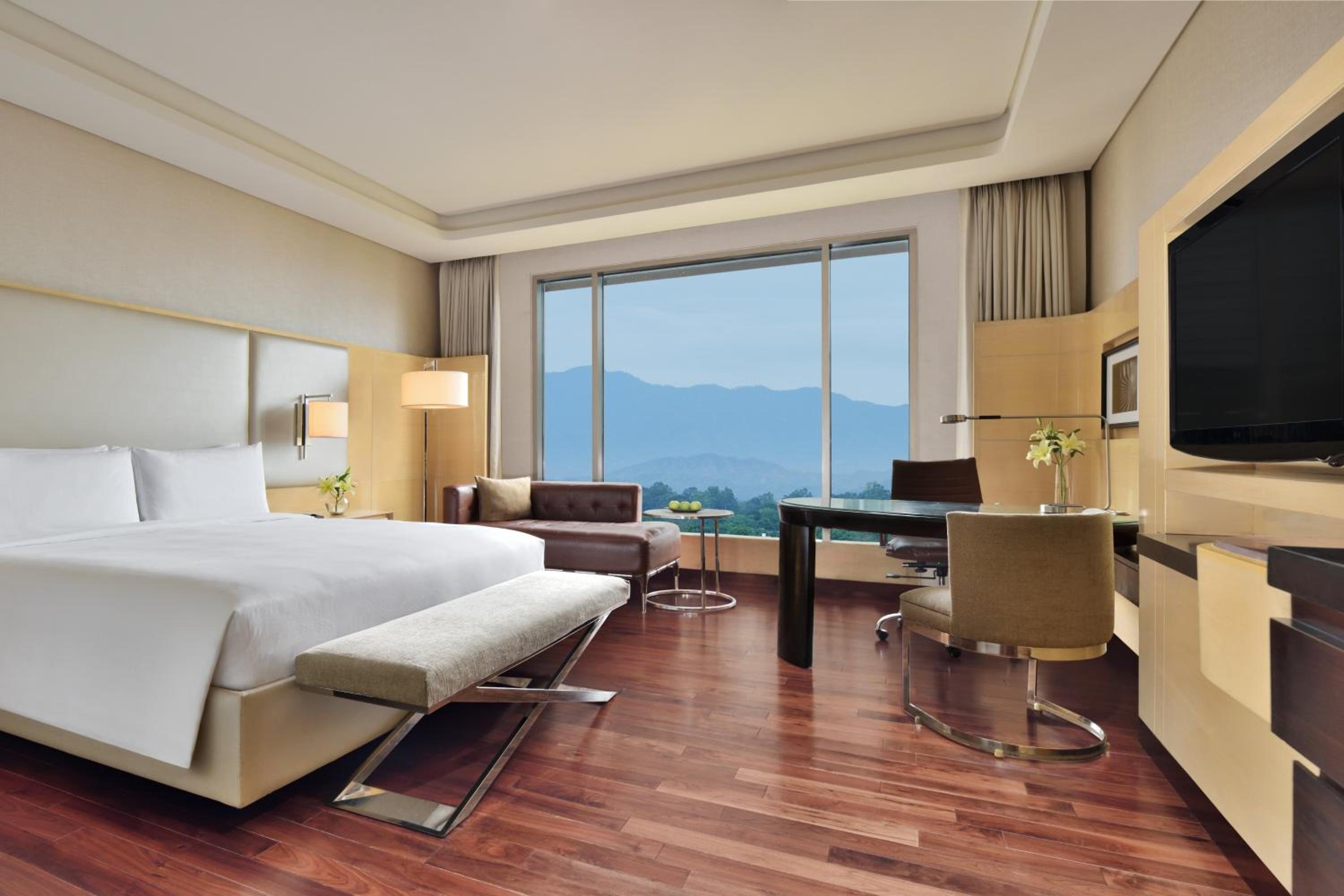 Executive King Room with complimentary Breakfast & Club access with unlimited IMFL Beverages 5PM to 7PM. INR 2,000 Credit on select hotel services - Photo 4