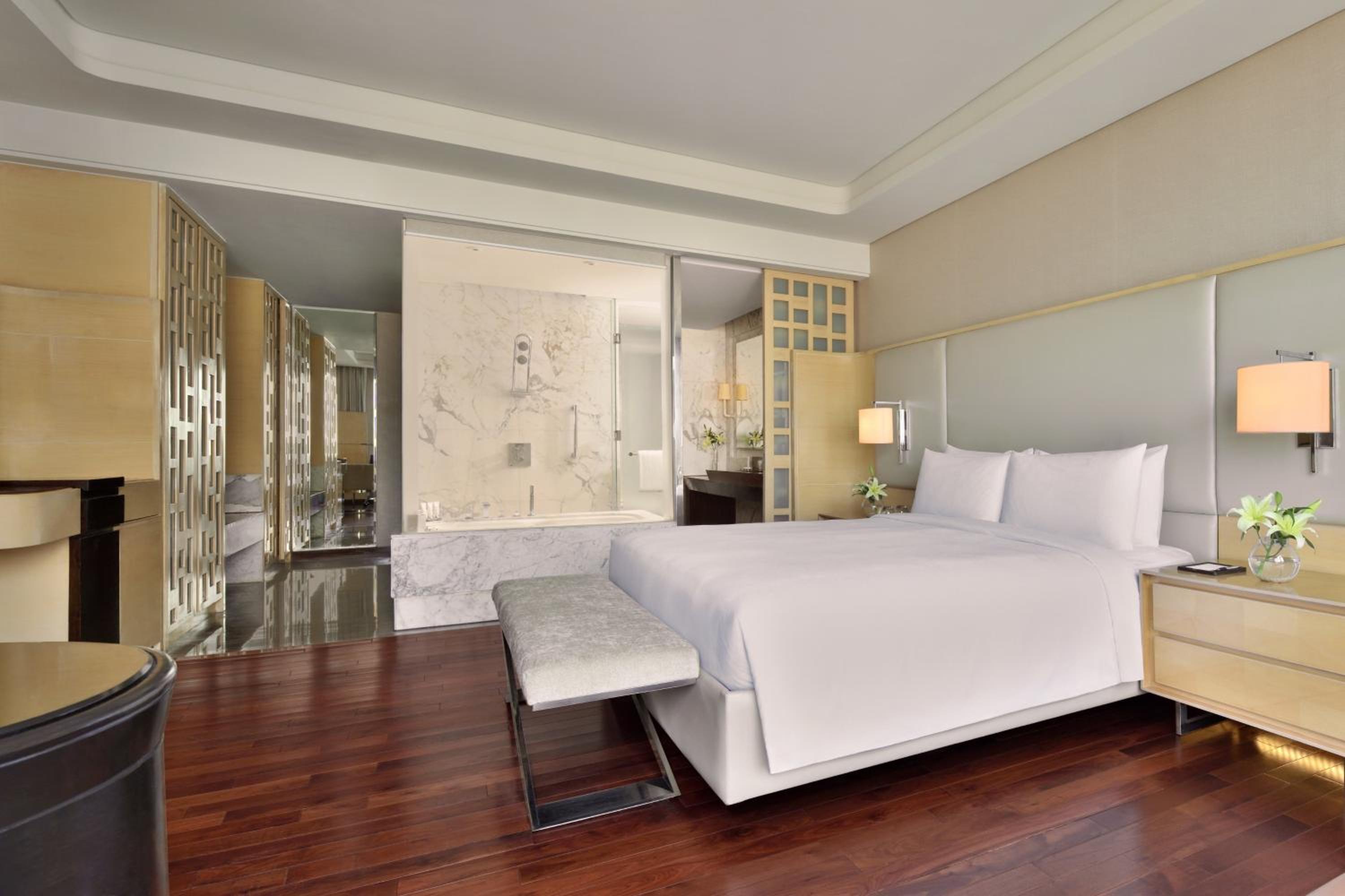 Executive King Room with complimentary Breakfast & Club access with unlimited IMFL Beverages 5PM to 7PM. INR 2,000 Credit on select hotel services - Photo 3