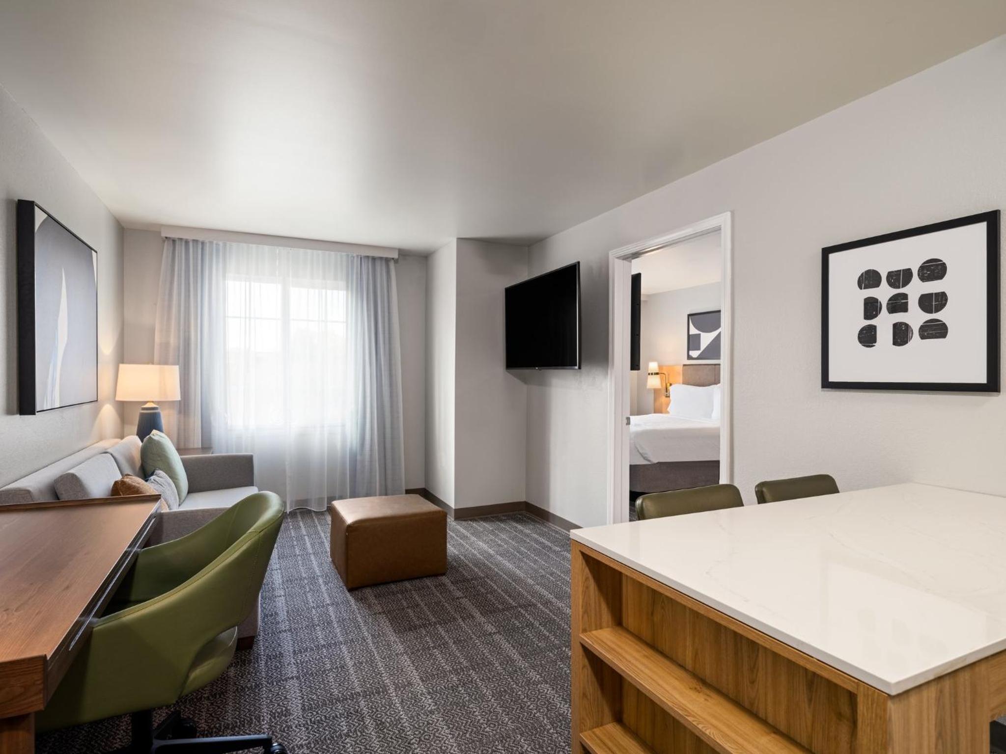 Queen Suite with Roll-In Shower - Disability Access