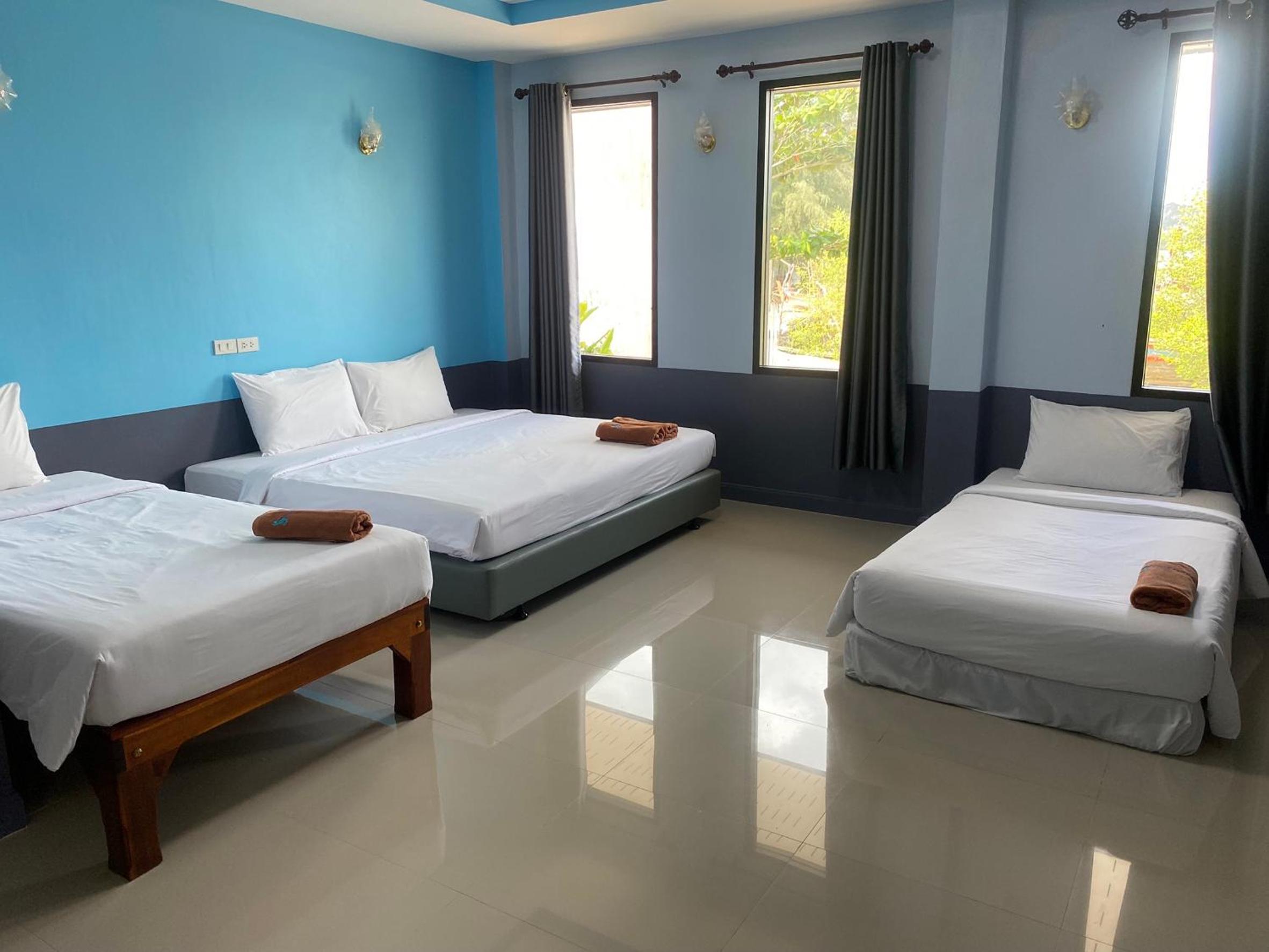 Quadruple Room with Private Bathroom photo 1