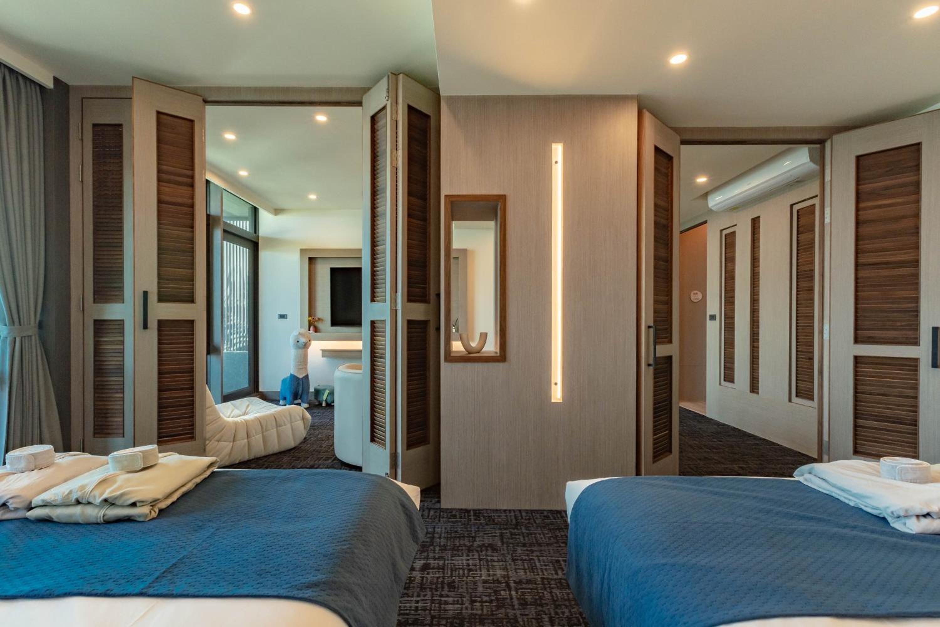 Quadruple Room with Sea View - Photo 6