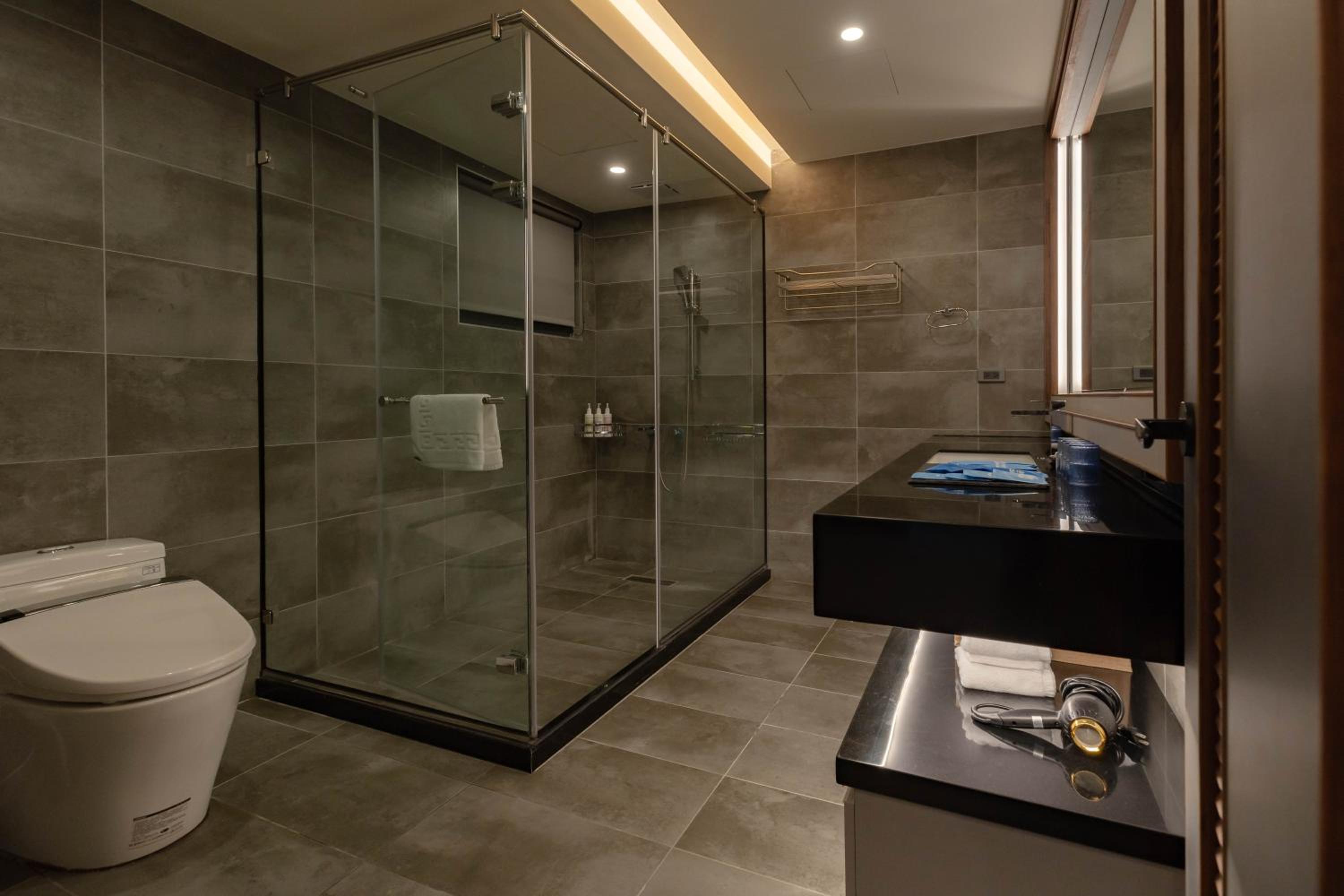 Quadruple Room with Sea View - Photo 8