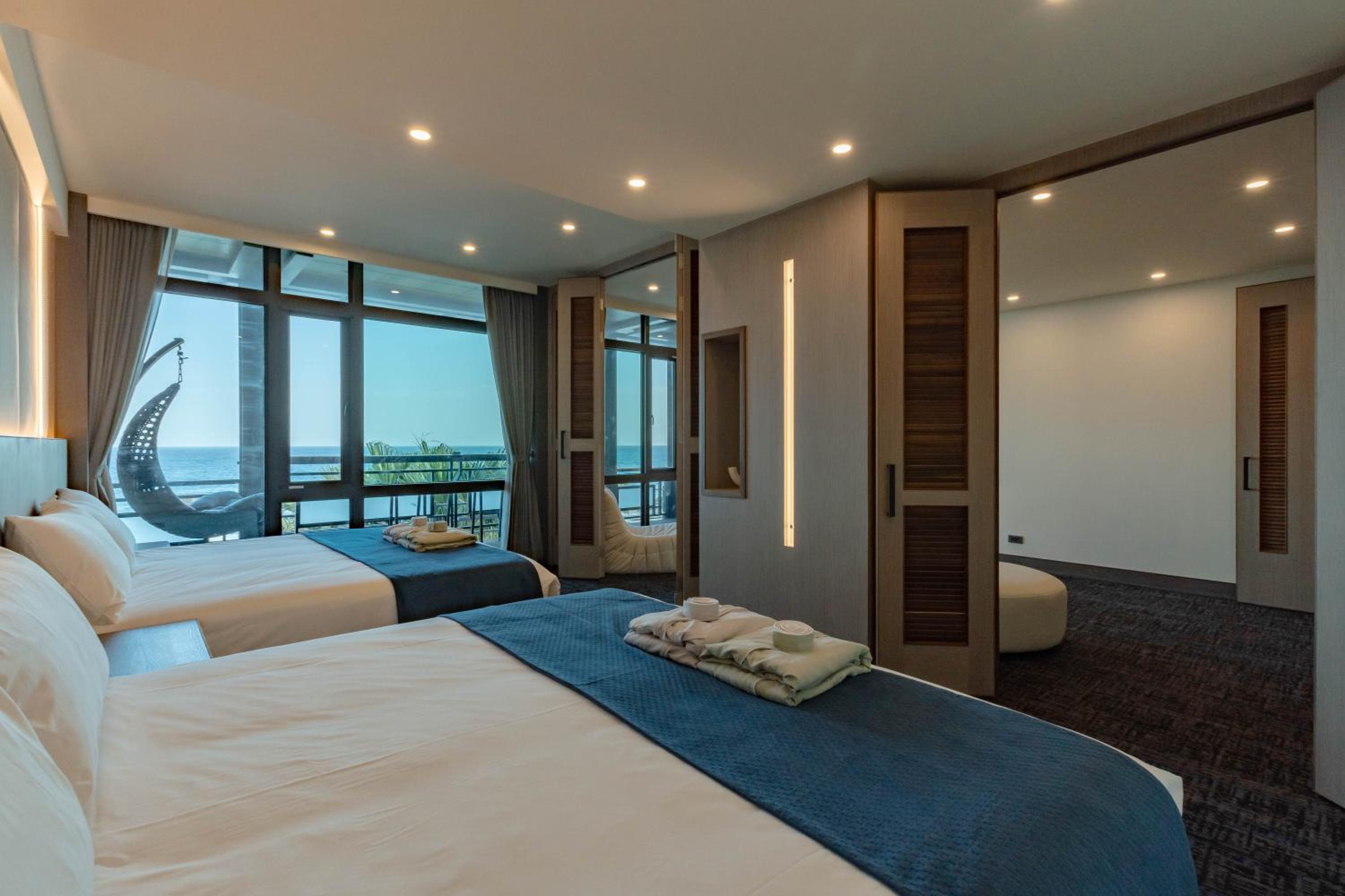 Quadruple Room with Sea View - Photo 12