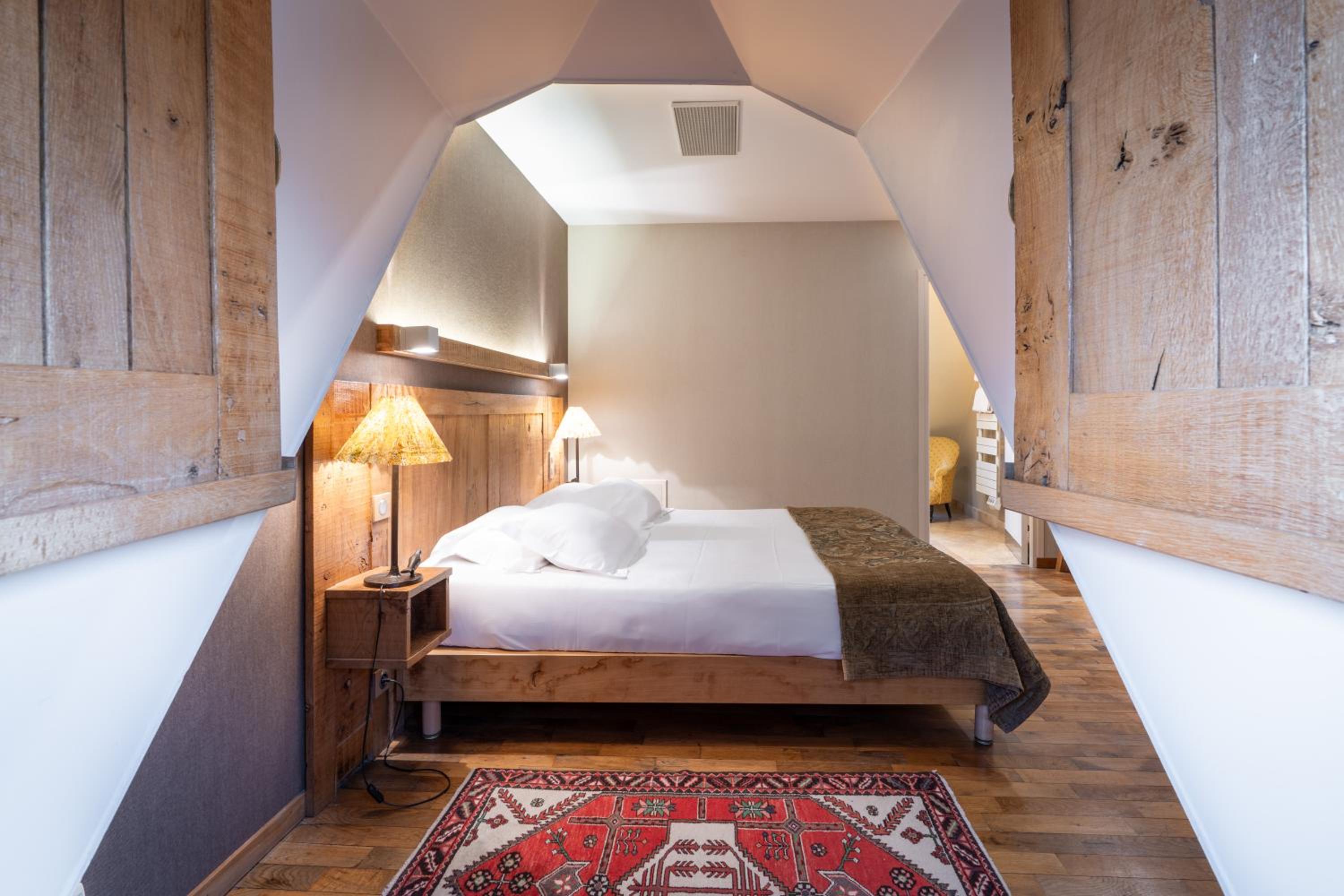 Suite - Photo 1
