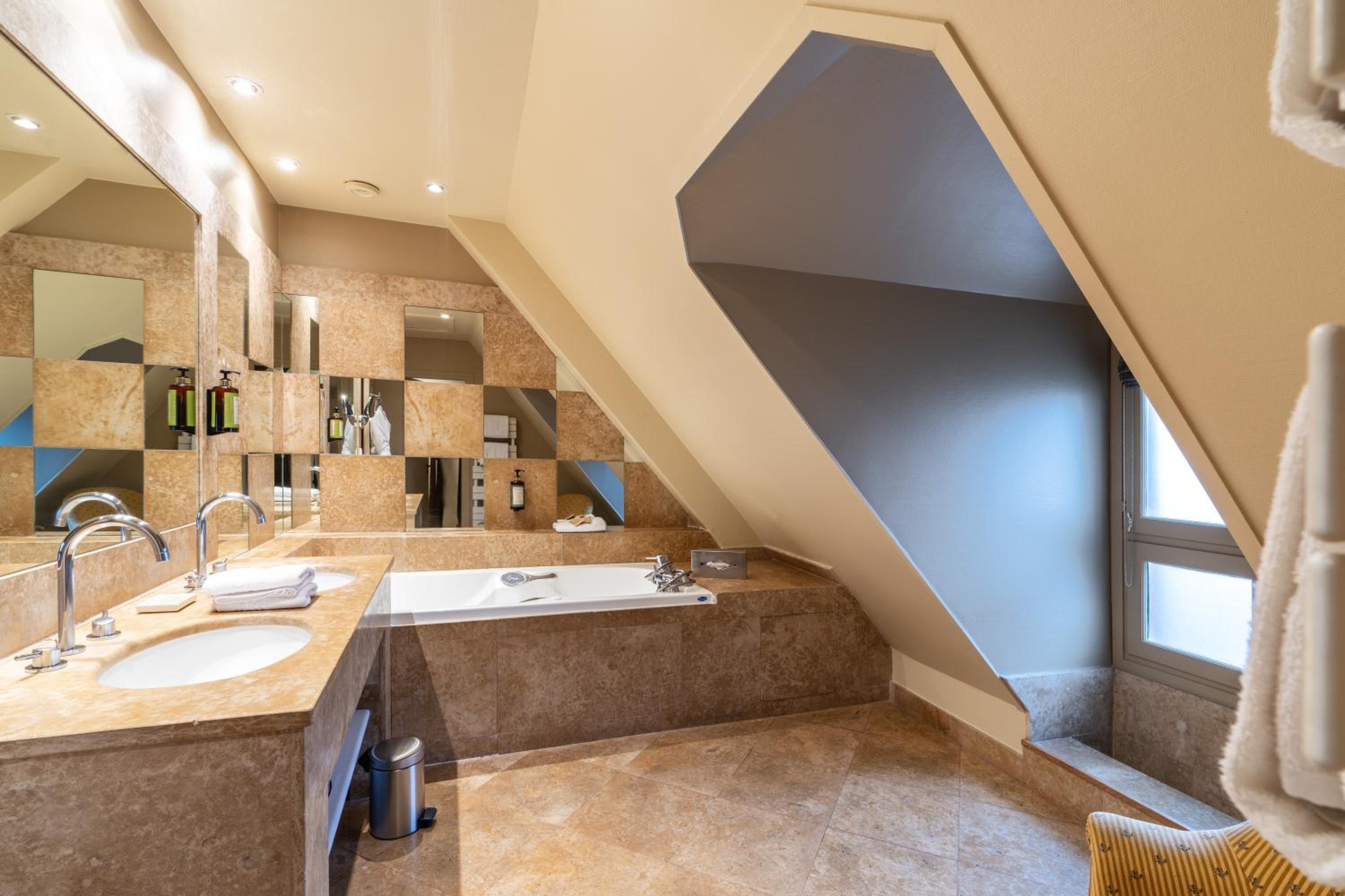 Suite - Photo 2