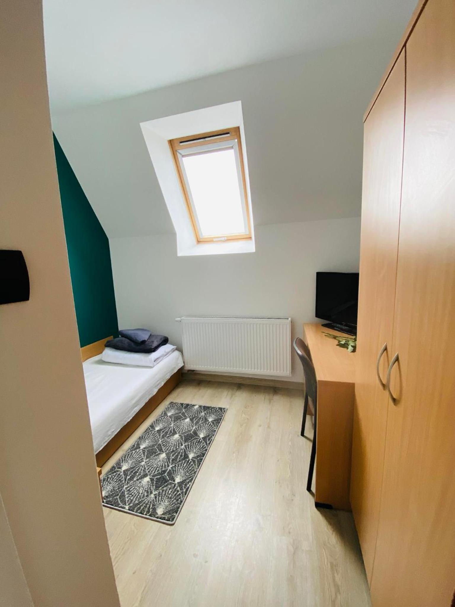Single Room with Private Bathroom photo 2