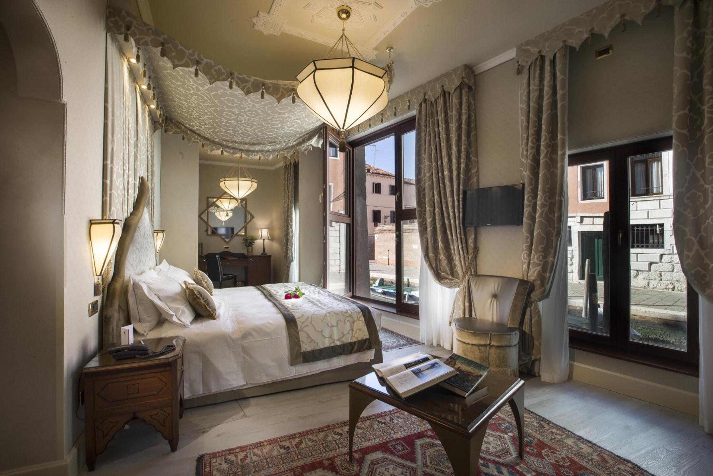 Suite with Canal View
