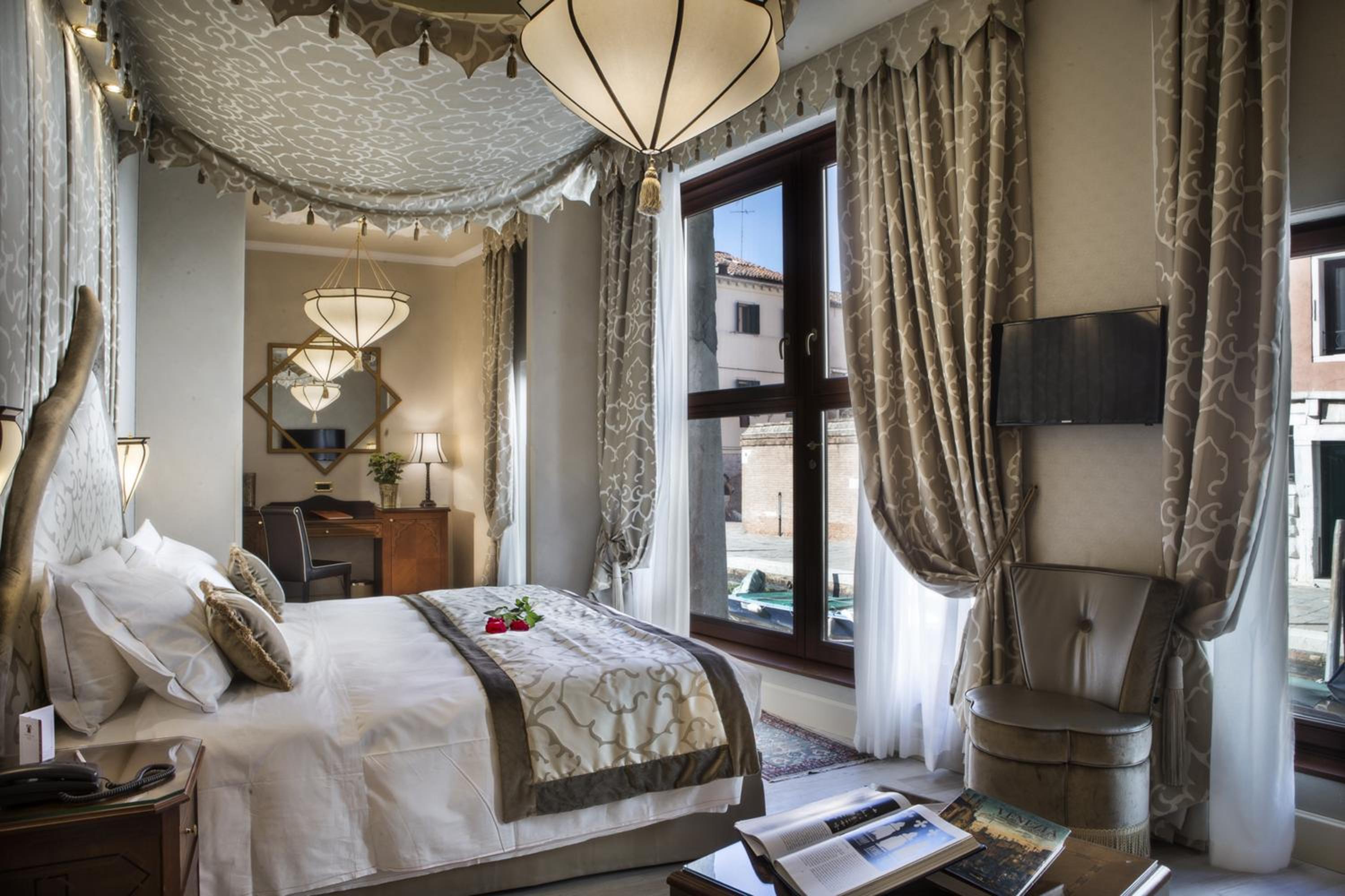 Suite with Canal View thumbnail 5