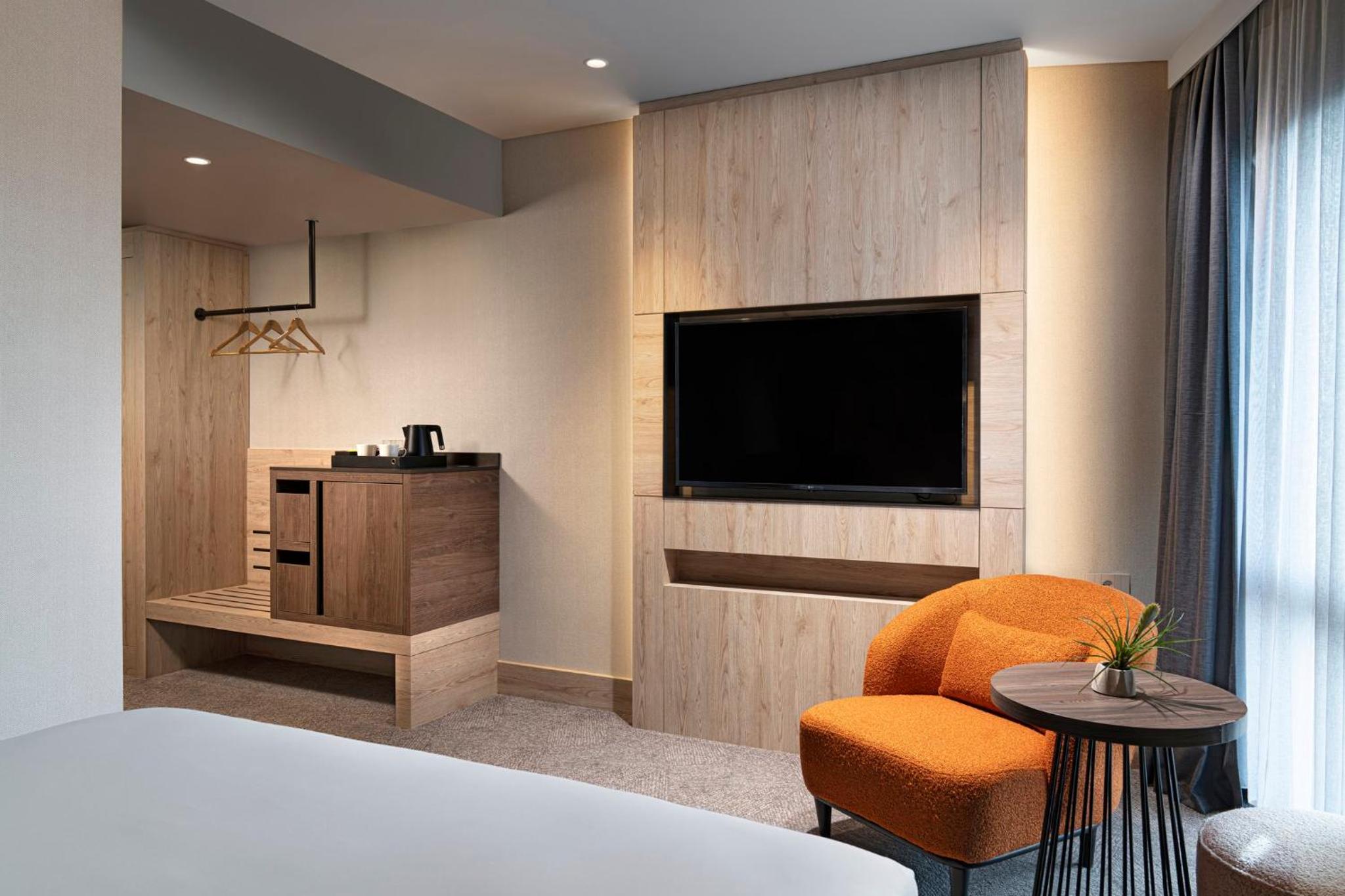 Standard Queen Room