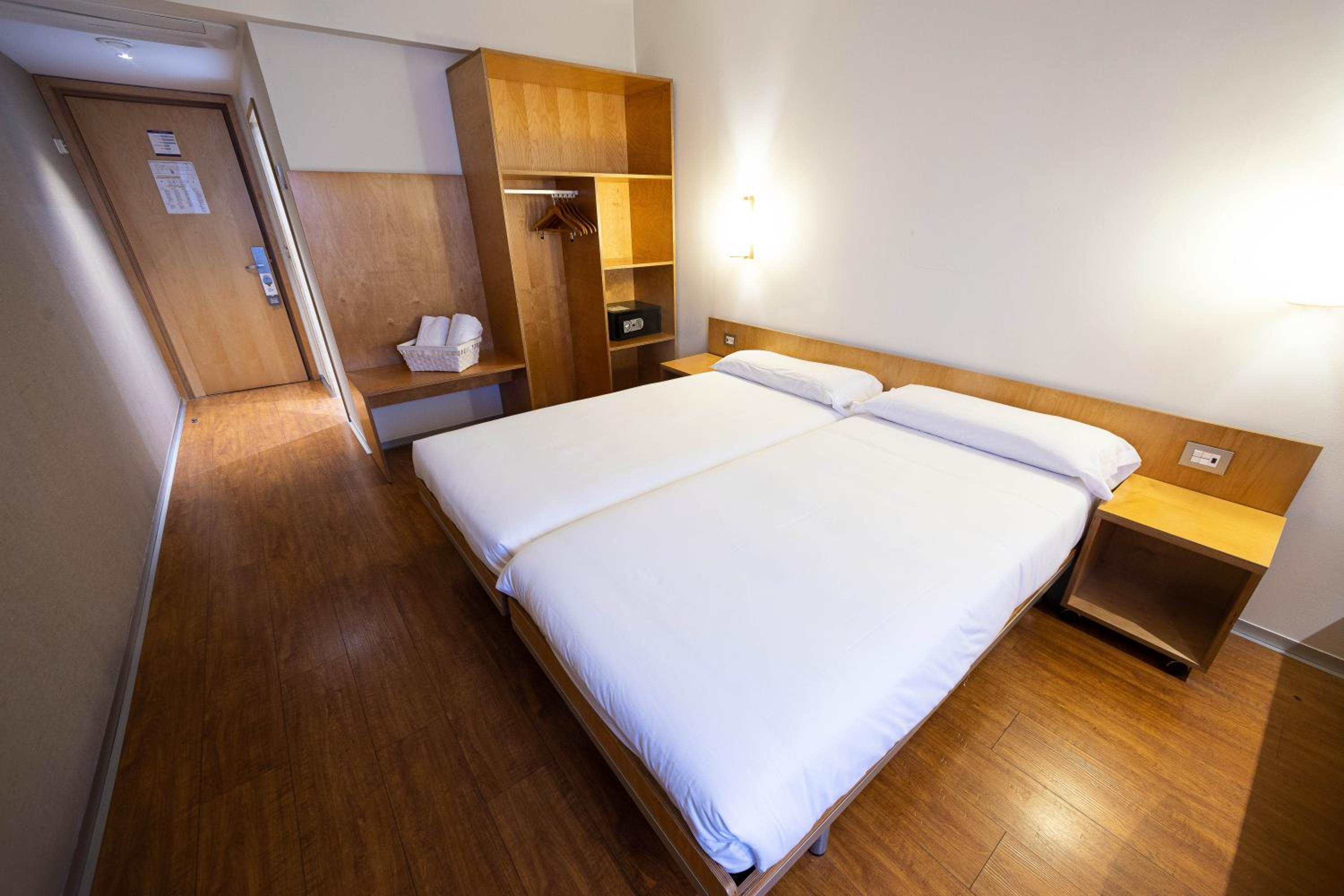 2 Single Beds photo 2