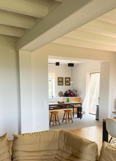 Six-Bedroom House photo 3