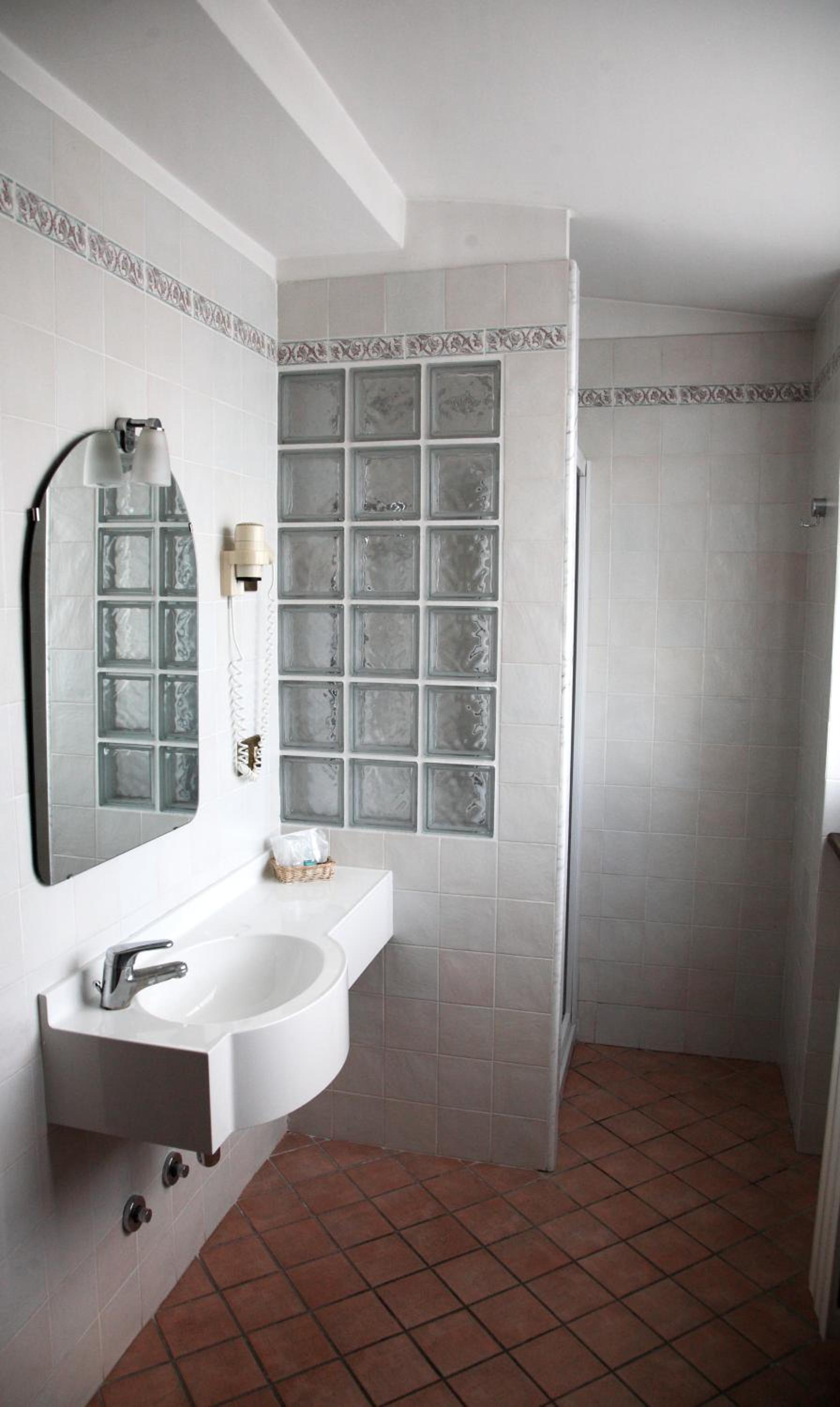 Double or Twin Room - Photo 4