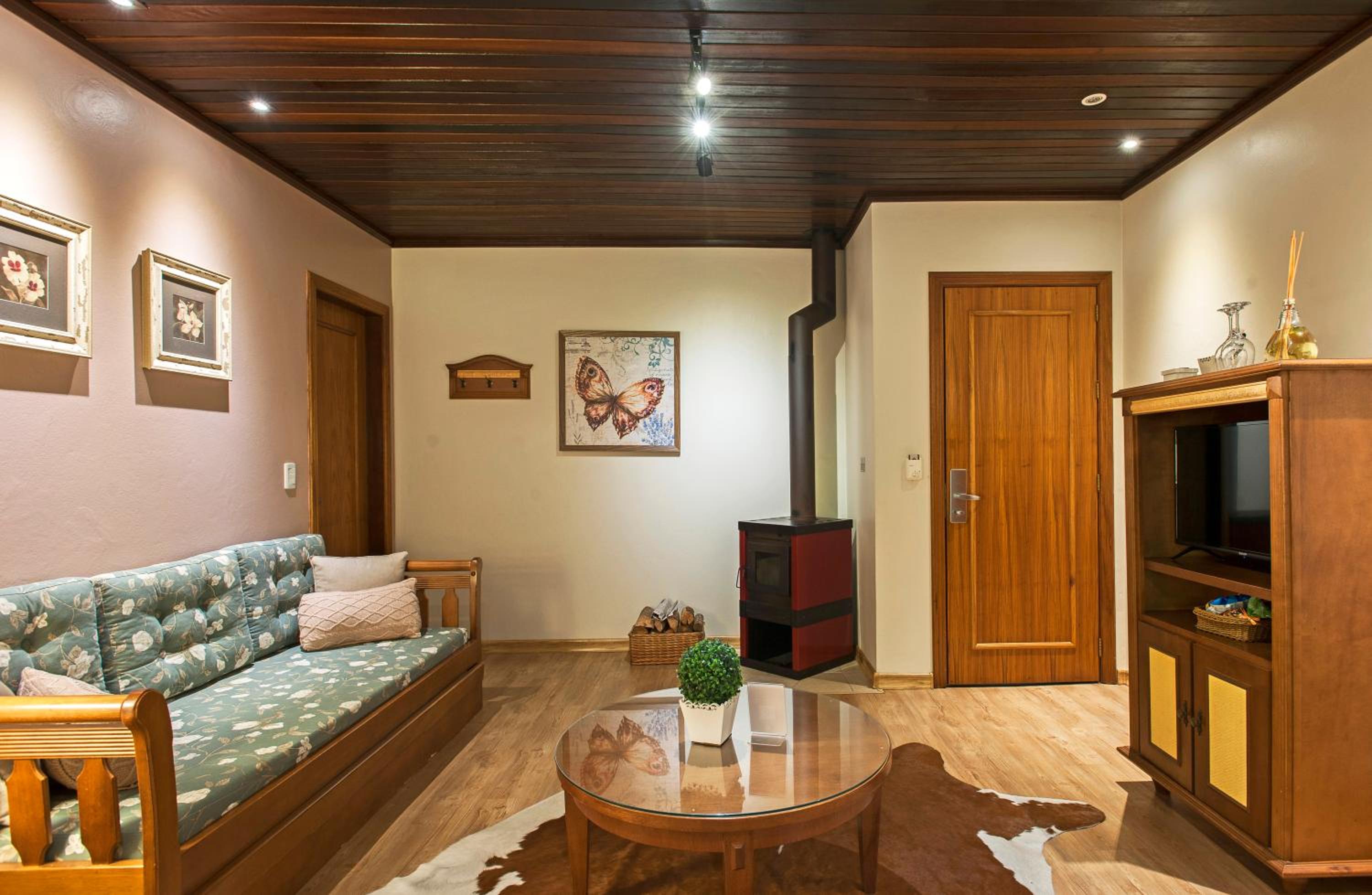 Suite with Hot Tub thumbnail 5