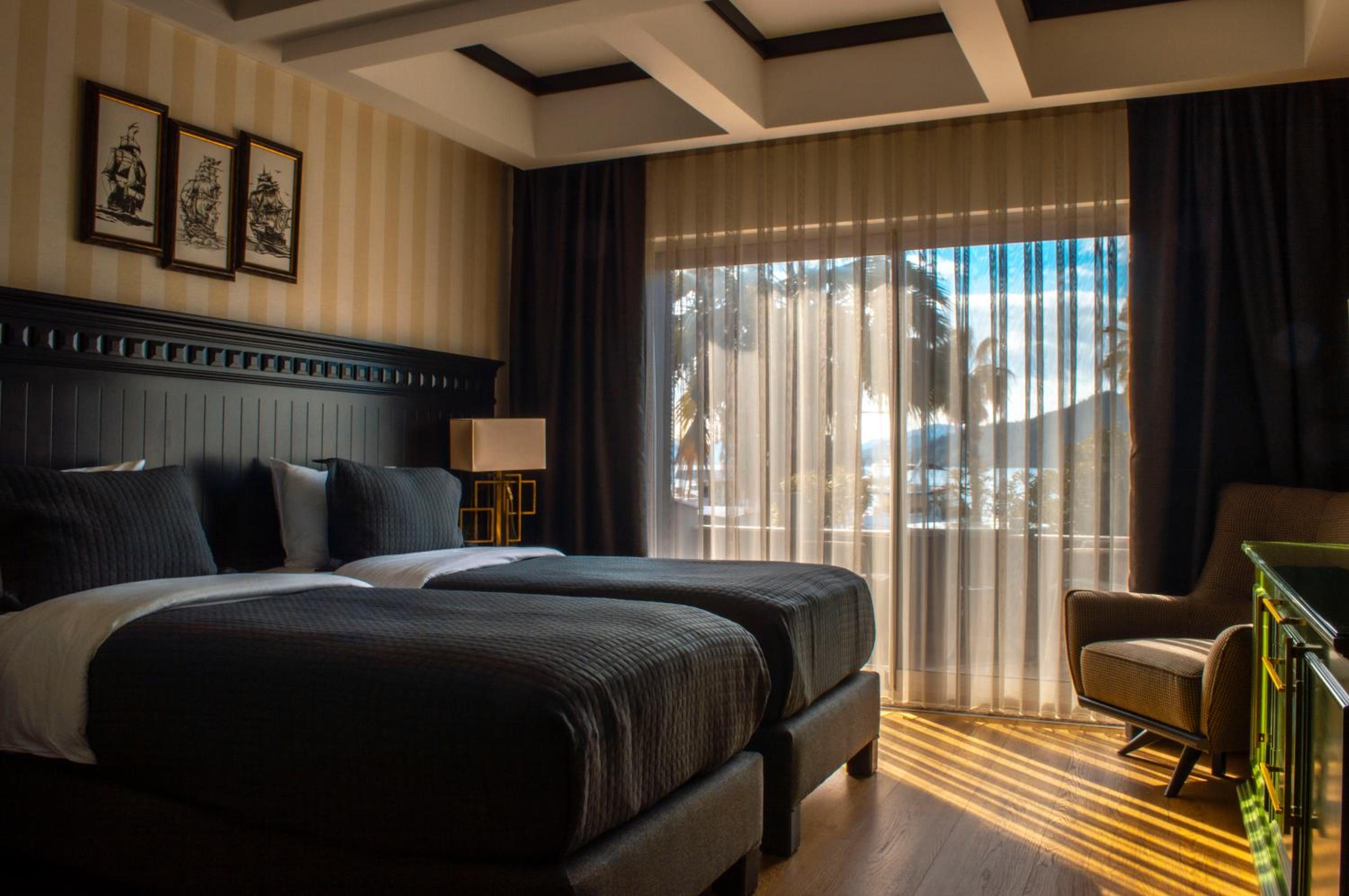Superior Twin Room with Sea and Marina View - Photo 2