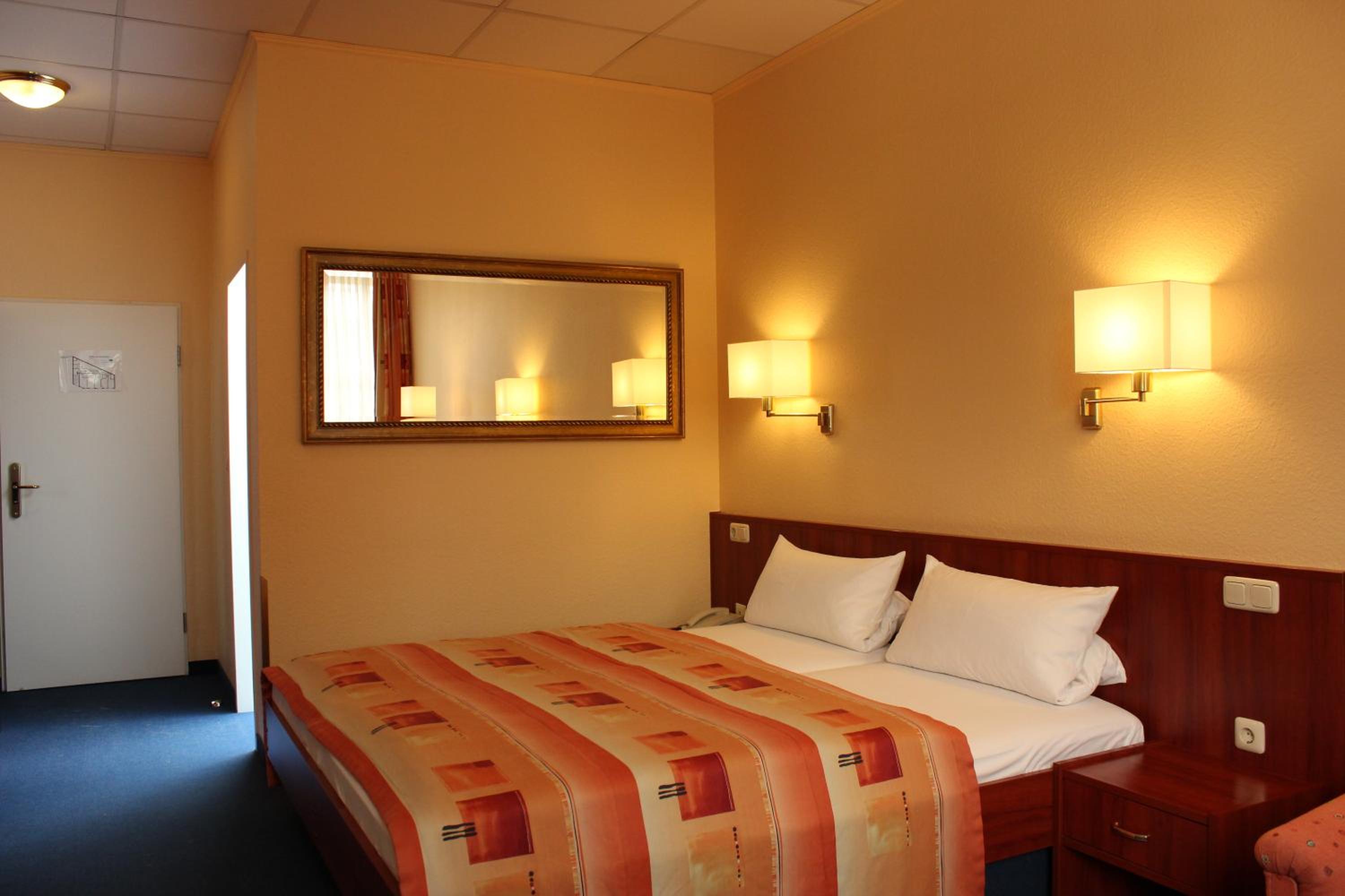 Single Room thumbnail 6